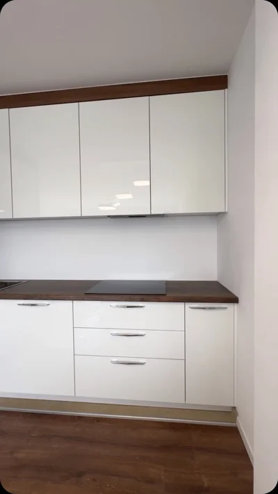 Kuzhinë e bardhë me sipërfaqe kafe