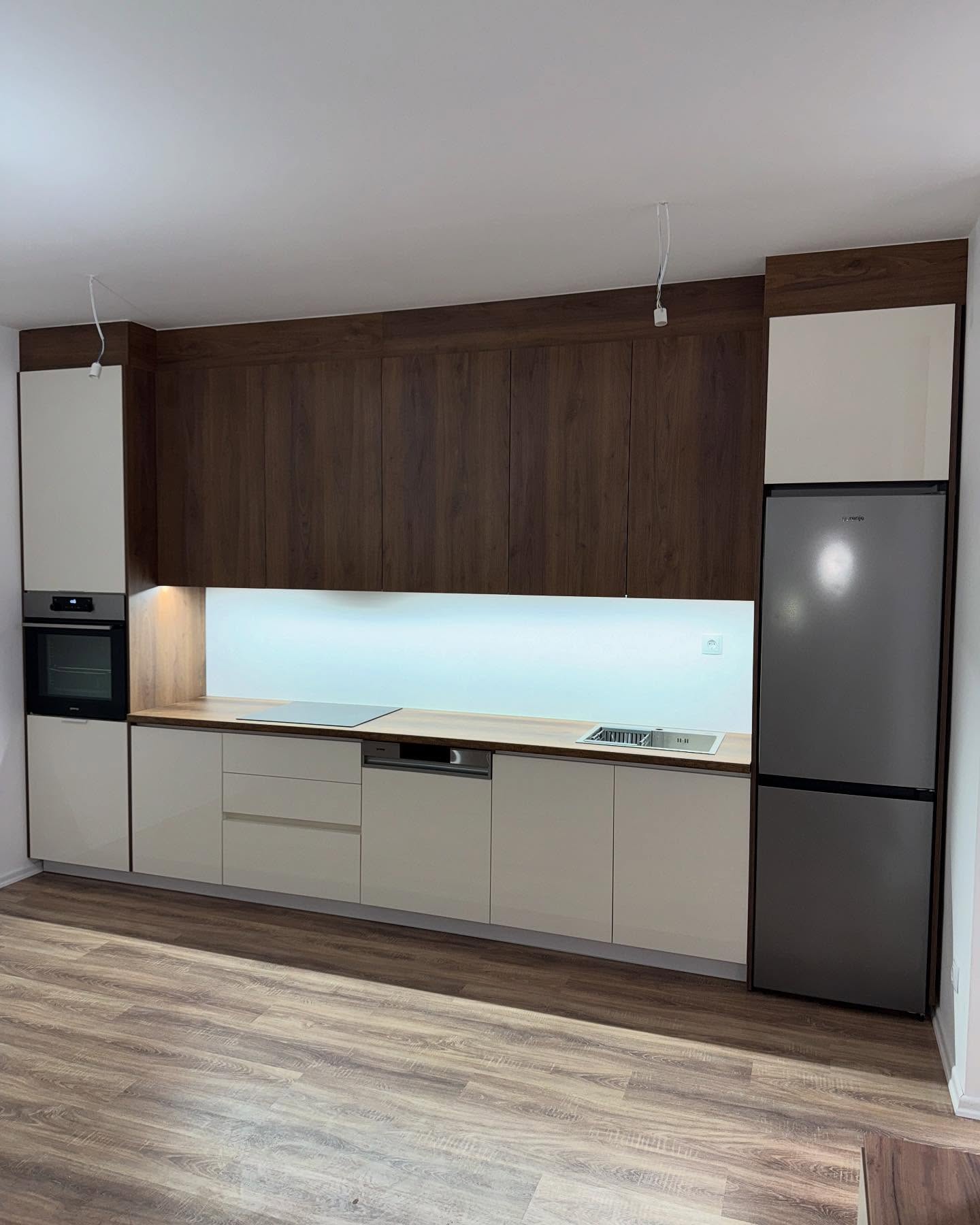 Kuzhinë bezhë me panel druri dhe frigorifer – Salloni Kuzhinave 𝗠𝗘𝗥-𝗗𝗲𝗸𝗼𝗿