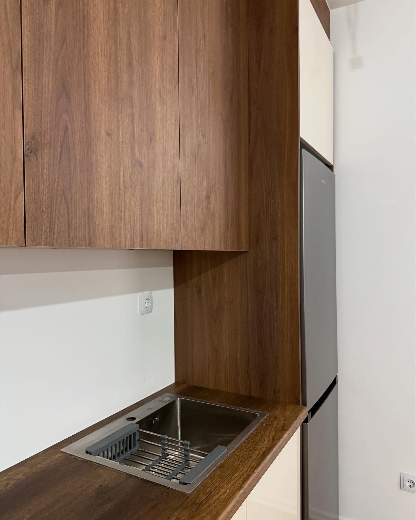 Kuzhinë bezhë me panel druri dhe frigorifer – Salloni Kuzhinave 𝗠𝗘𝗥-𝗗𝗲𝗸𝗼𝗿 (2)