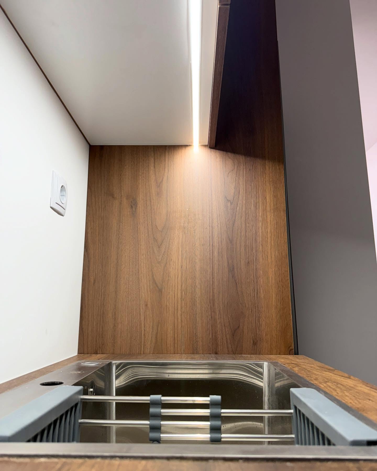 Kuzhinë bezhë me panel druri dhe frigorifer – Salloni Kuzhinave 𝗠𝗘𝗥-𝗗𝗲𝗸𝗼𝗿 (3)