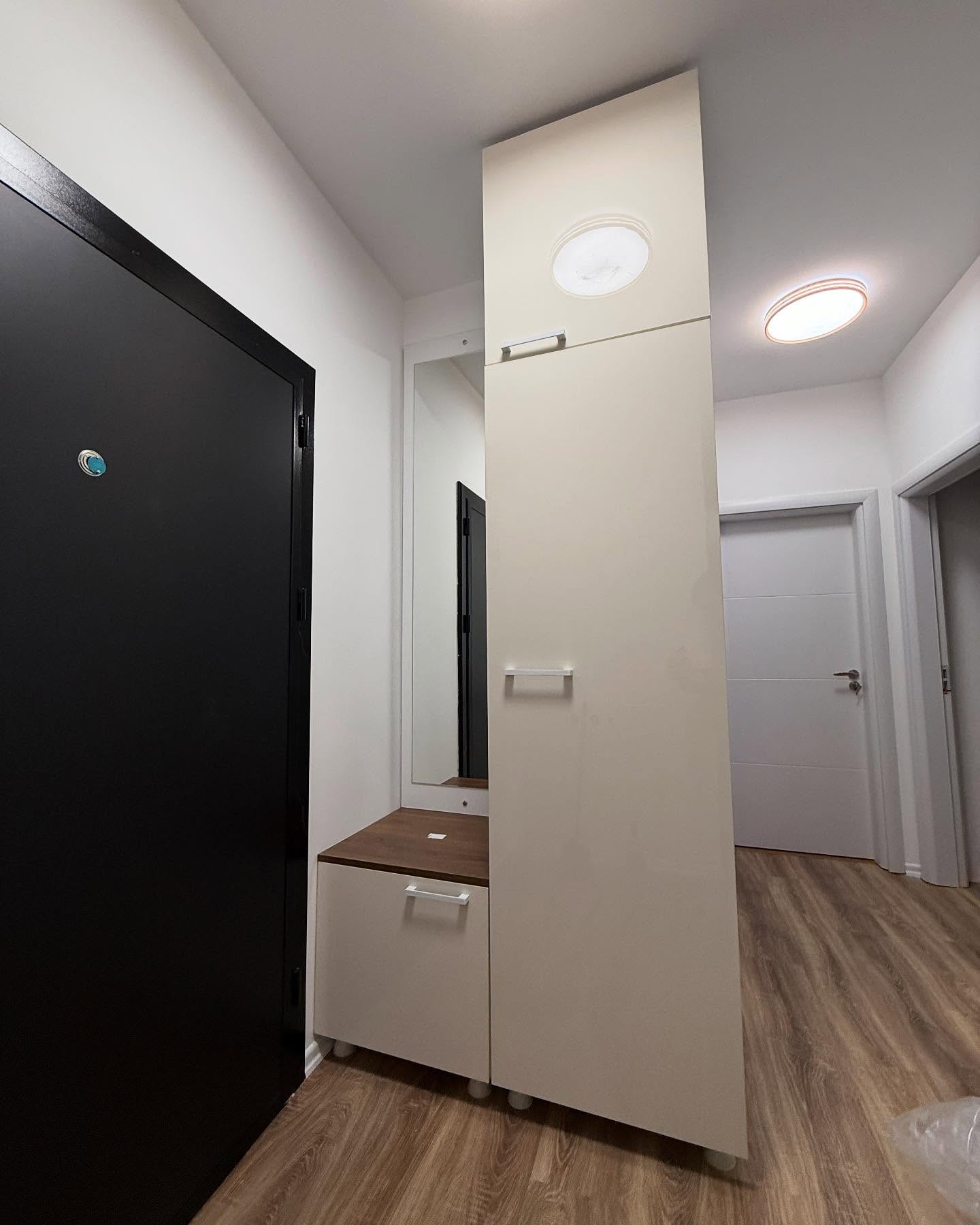Kuzhinë bezhë me panel druri dhe frigorifer – Salloni Kuzhinave 𝗠𝗘𝗥-𝗗𝗲𝗸𝗼𝗿 (4)