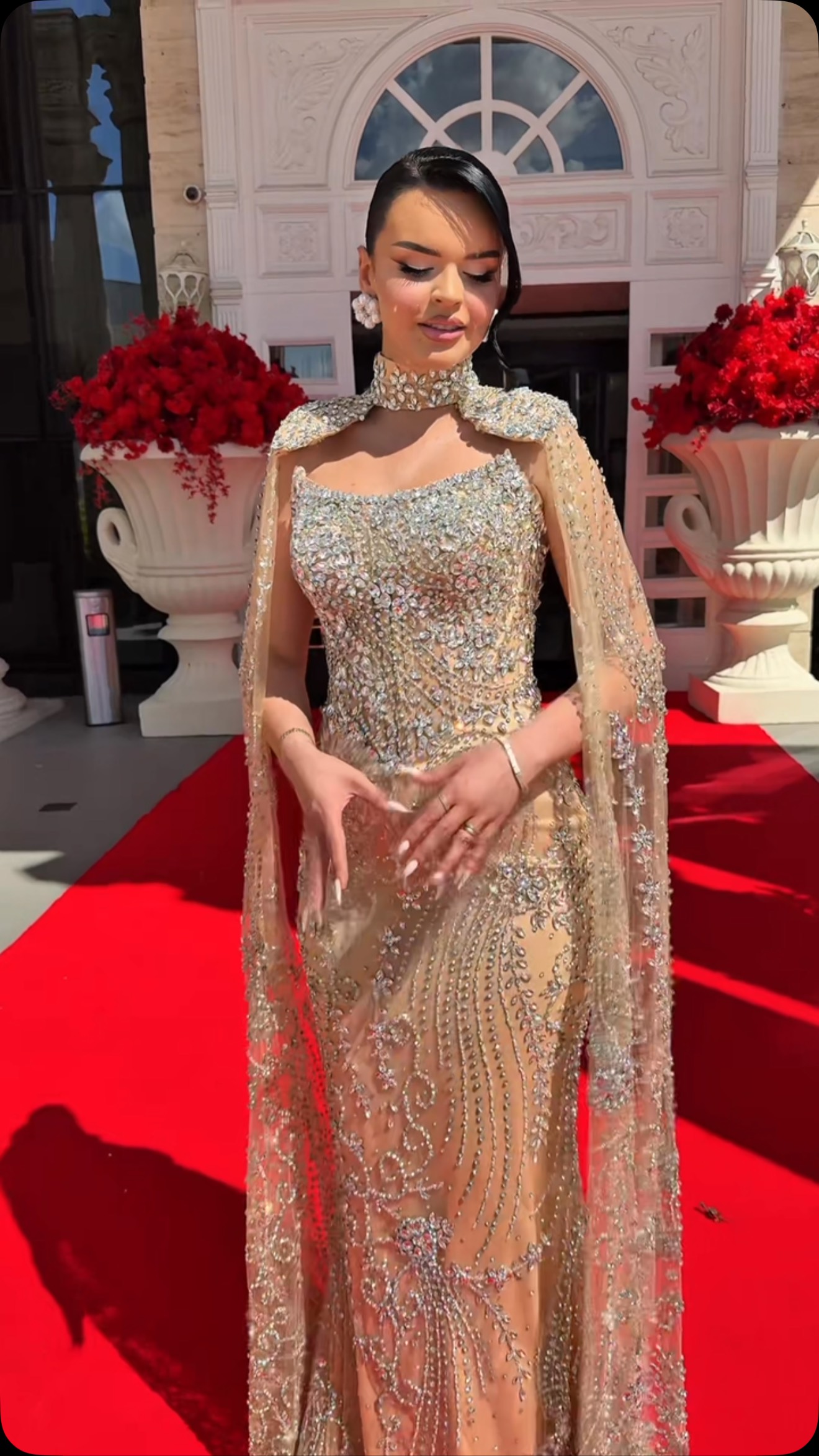 Fustan bezhë me gurë dhe pelerinë – Mia_Dresses