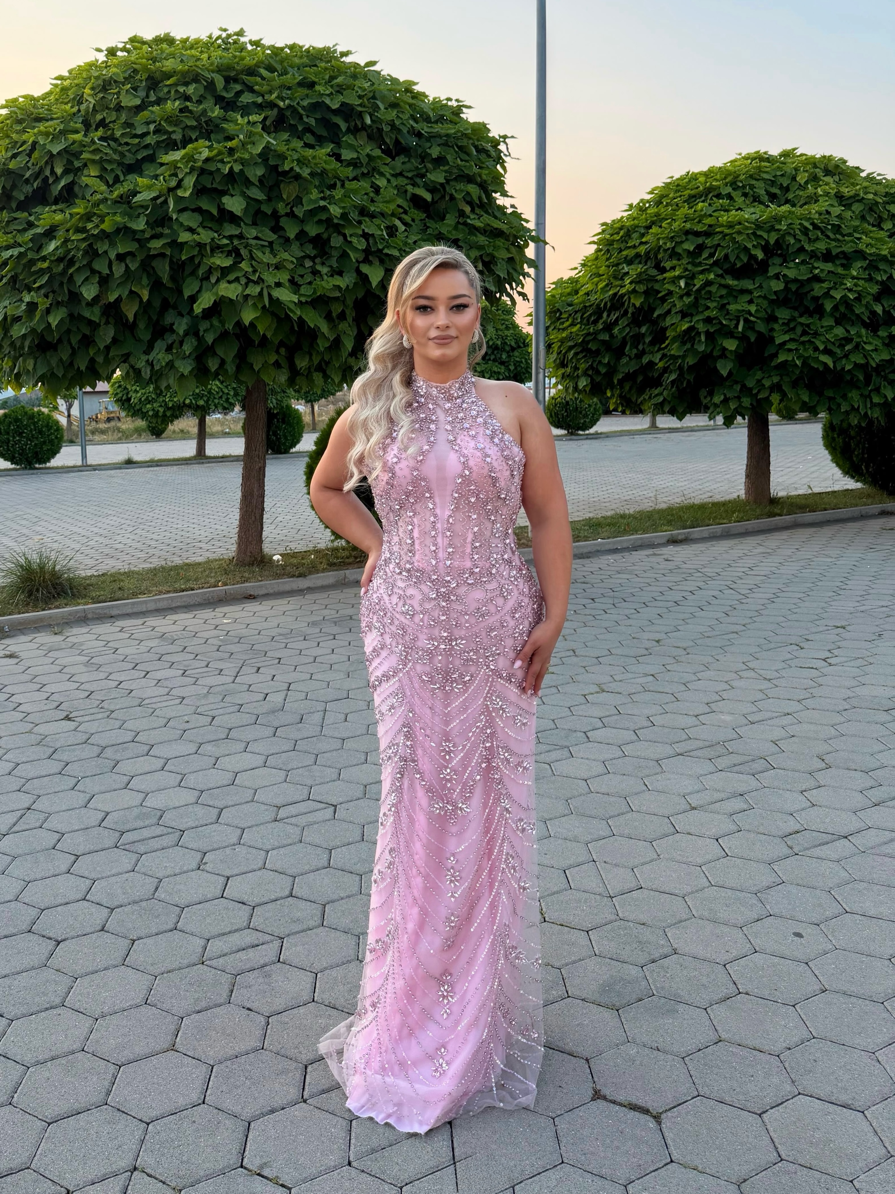 Fustan i gjatë rozë me gurë dhe jakë halter – Mia_Dresses