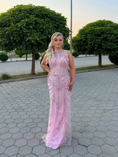 Fustan i gjatë rozë me gurë dhe jakë halter