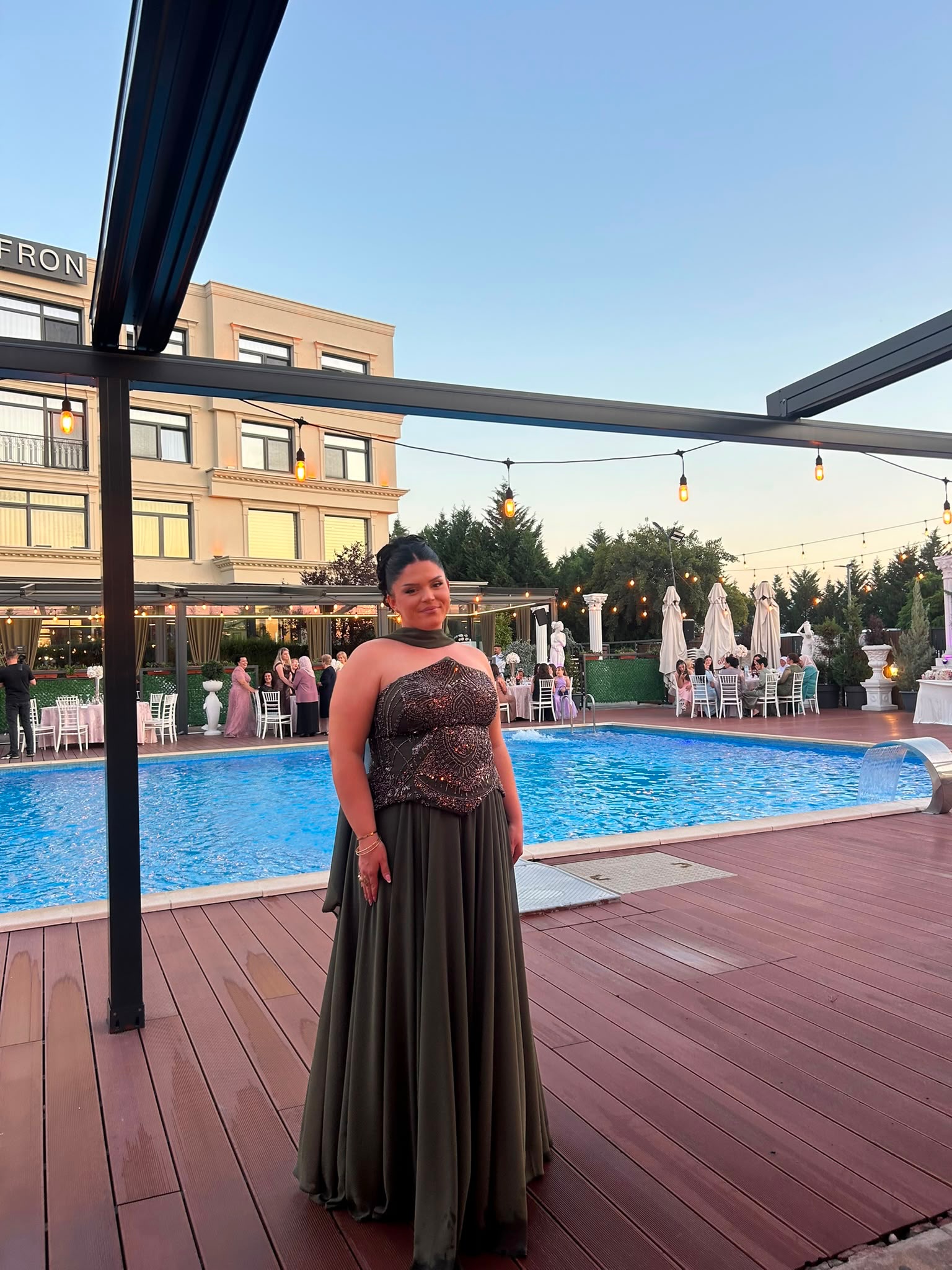 Fustan i gjatë rozë me gurë dhe jakë halter – Mia_Dresses (4)