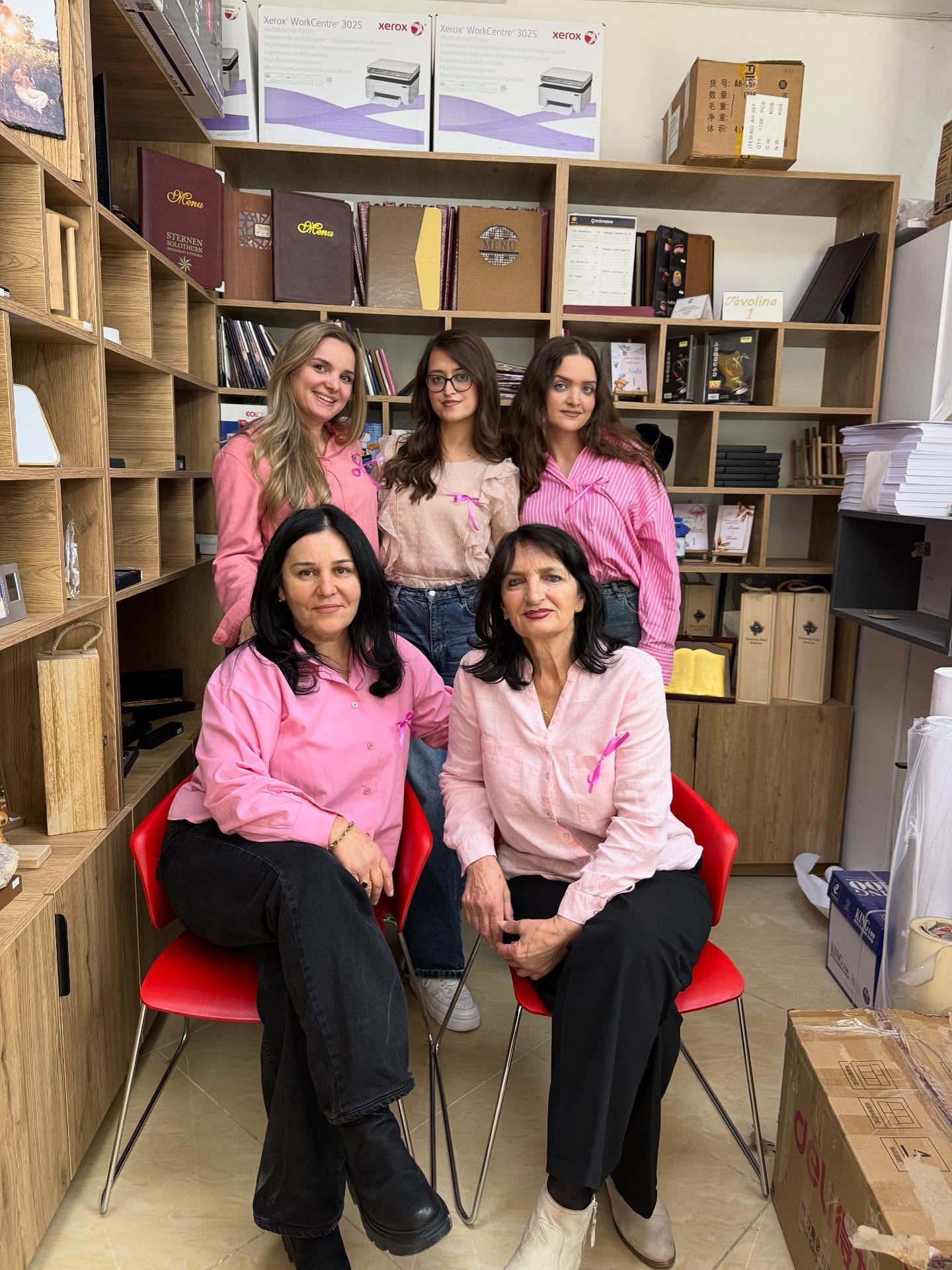 Ekipi i librarisë me veshje rozë për Tetorin Rozë – MigrosPrint_GiftShop