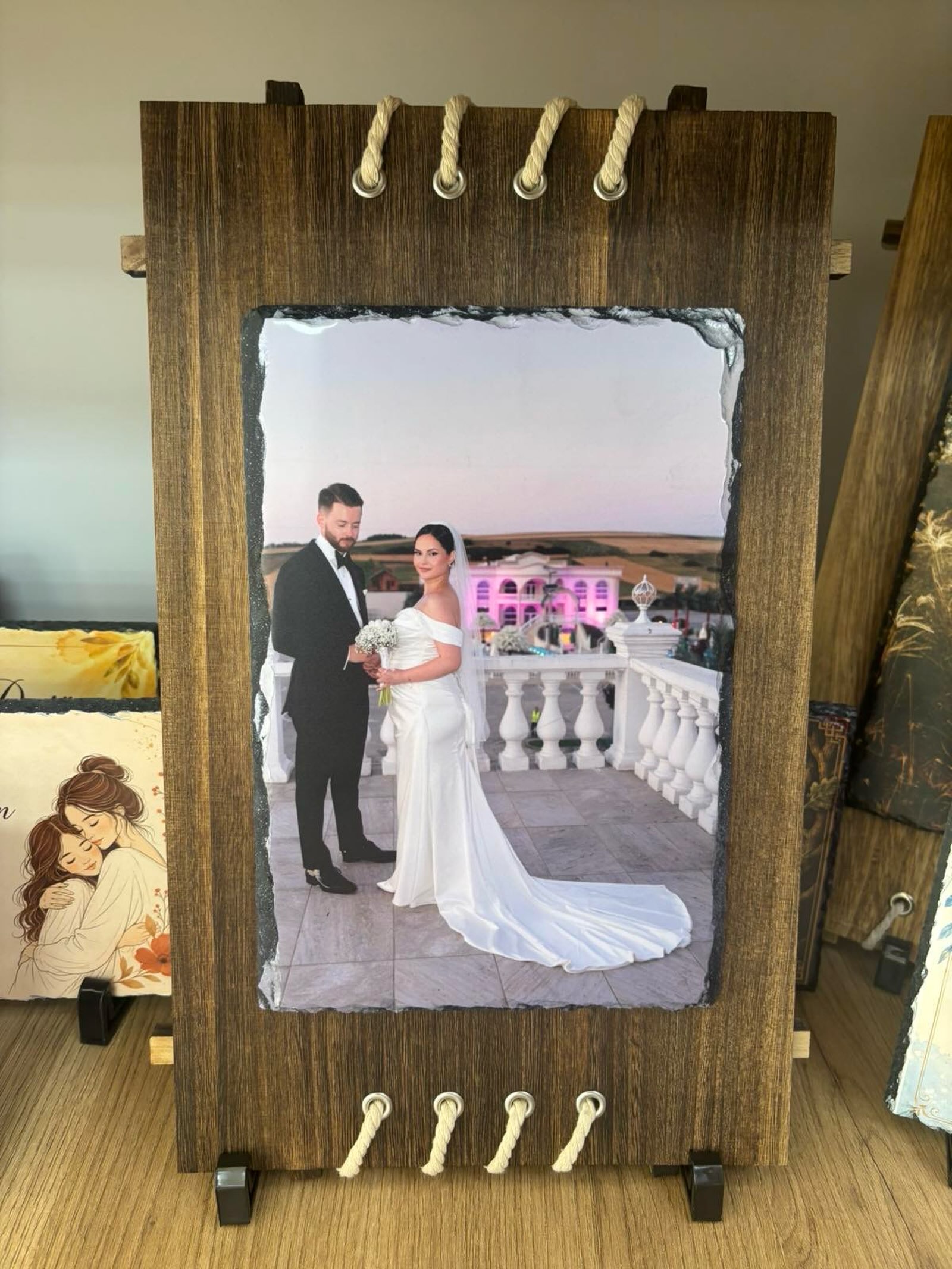 Foto e printuar në gur me mbajtëse druri – MigrosPrint_GiftShop