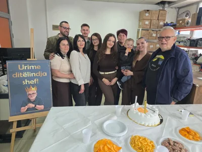 Festë ditëlindjeje me ekipin dhe tortë