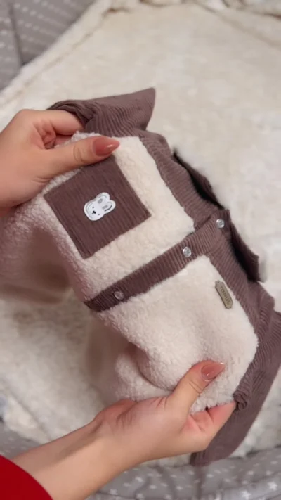 Veshje për bebe me pelush krem dhe kafe
