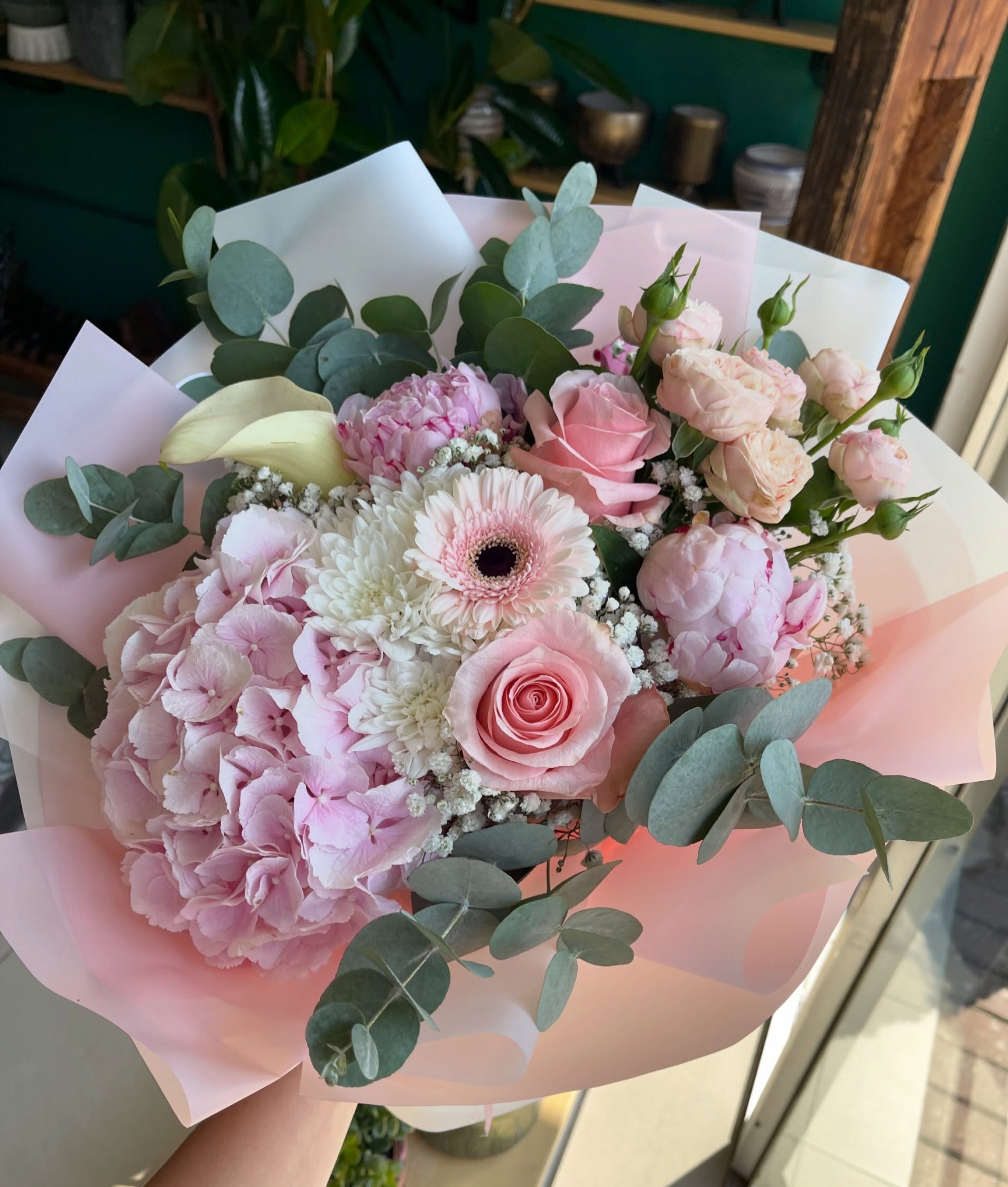 Buqetë pastel me hortenzia, trëndafila dhe gerbera – Mimoza Gift Shop