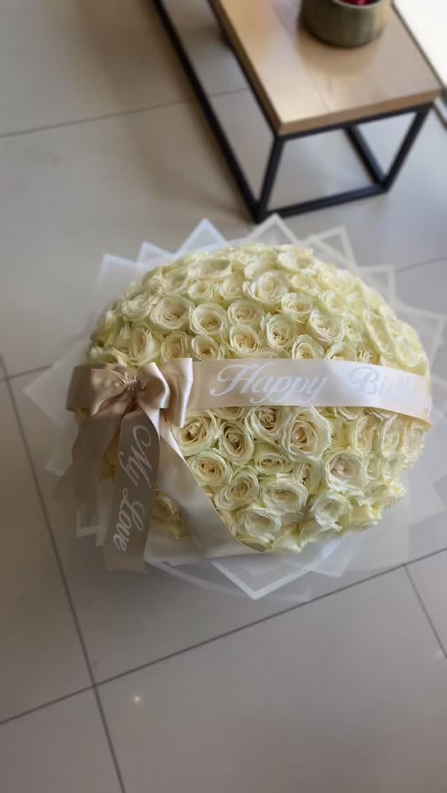 Buqetë e rrumbullakët me trëndafila të bardhë – Mimoza Gift Shop