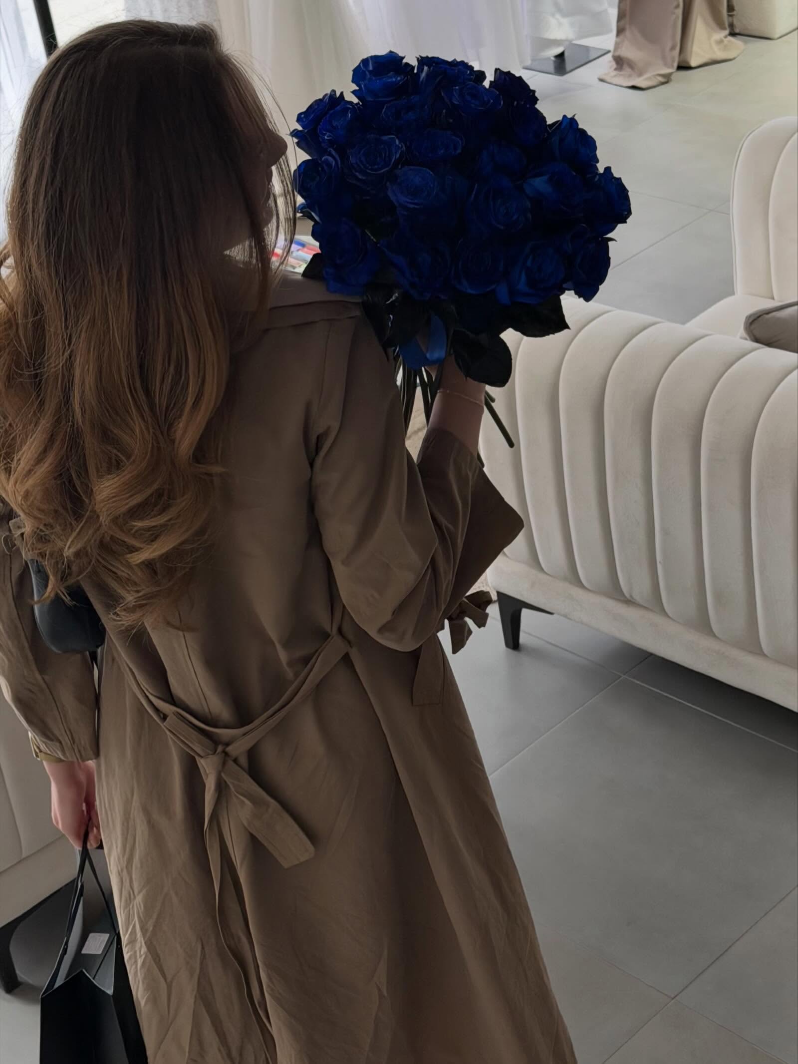 Trëndafila blu në vazo me fjongo – Mimoza Gift Shop (2)