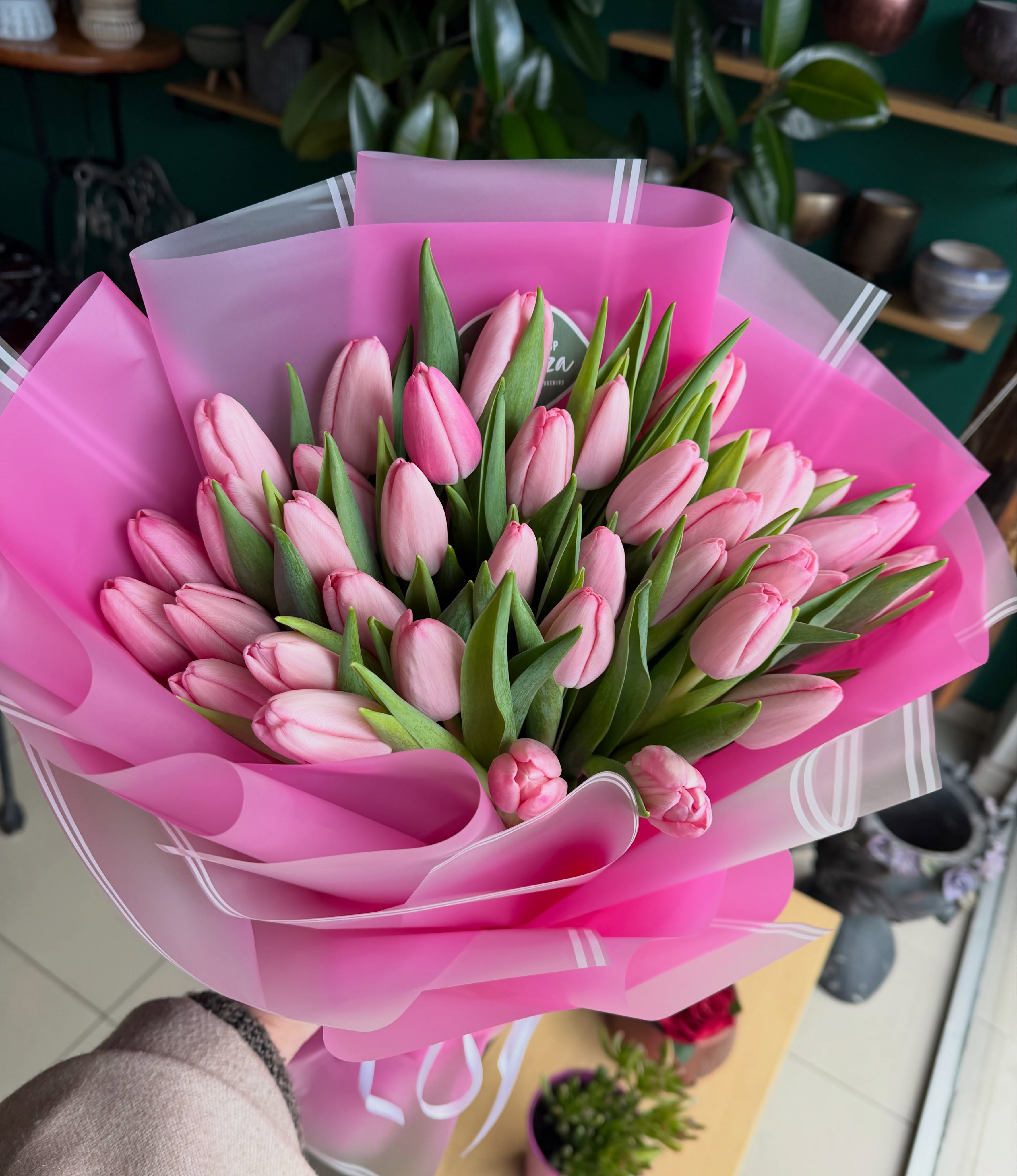 Buqetë me tulipanë rozë në letër rozë – Mimoza Gift Shop