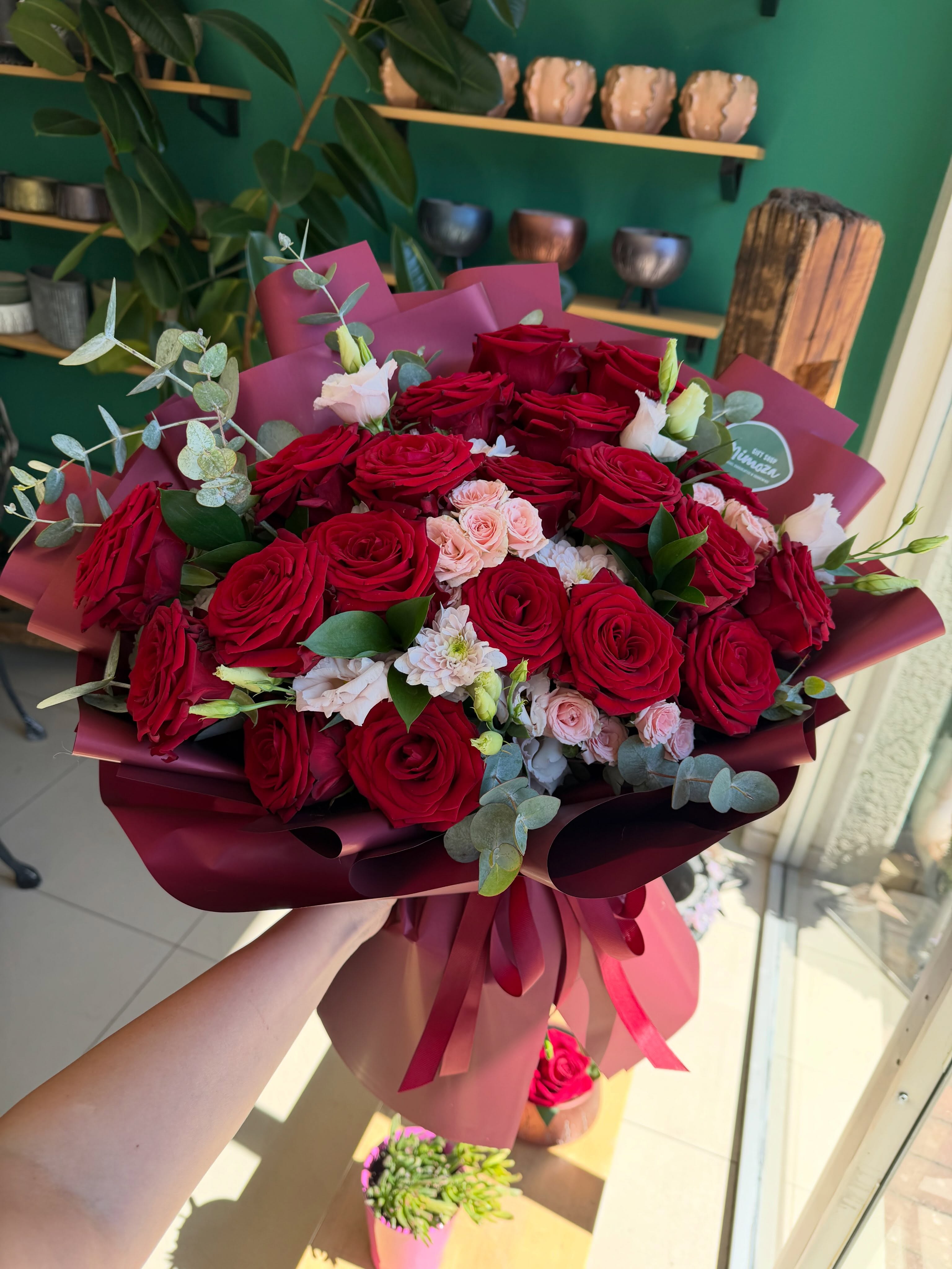 Buqetë me trëndafila të kuq dhe eukalipt – Mimoza Gift Shop