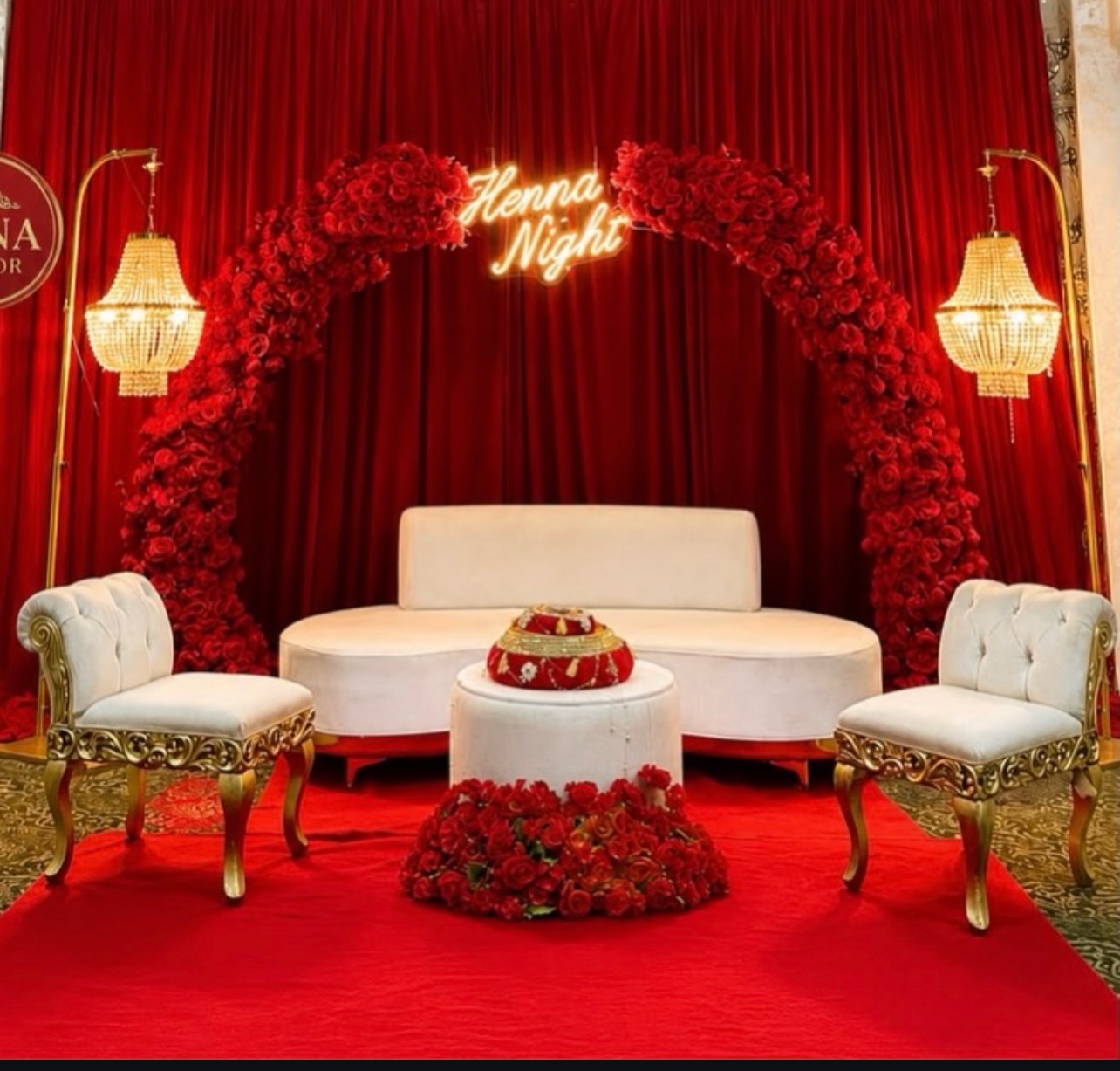 Dekor kanagjegji me divan të bardhë dhe trëndafila – Mina Decor