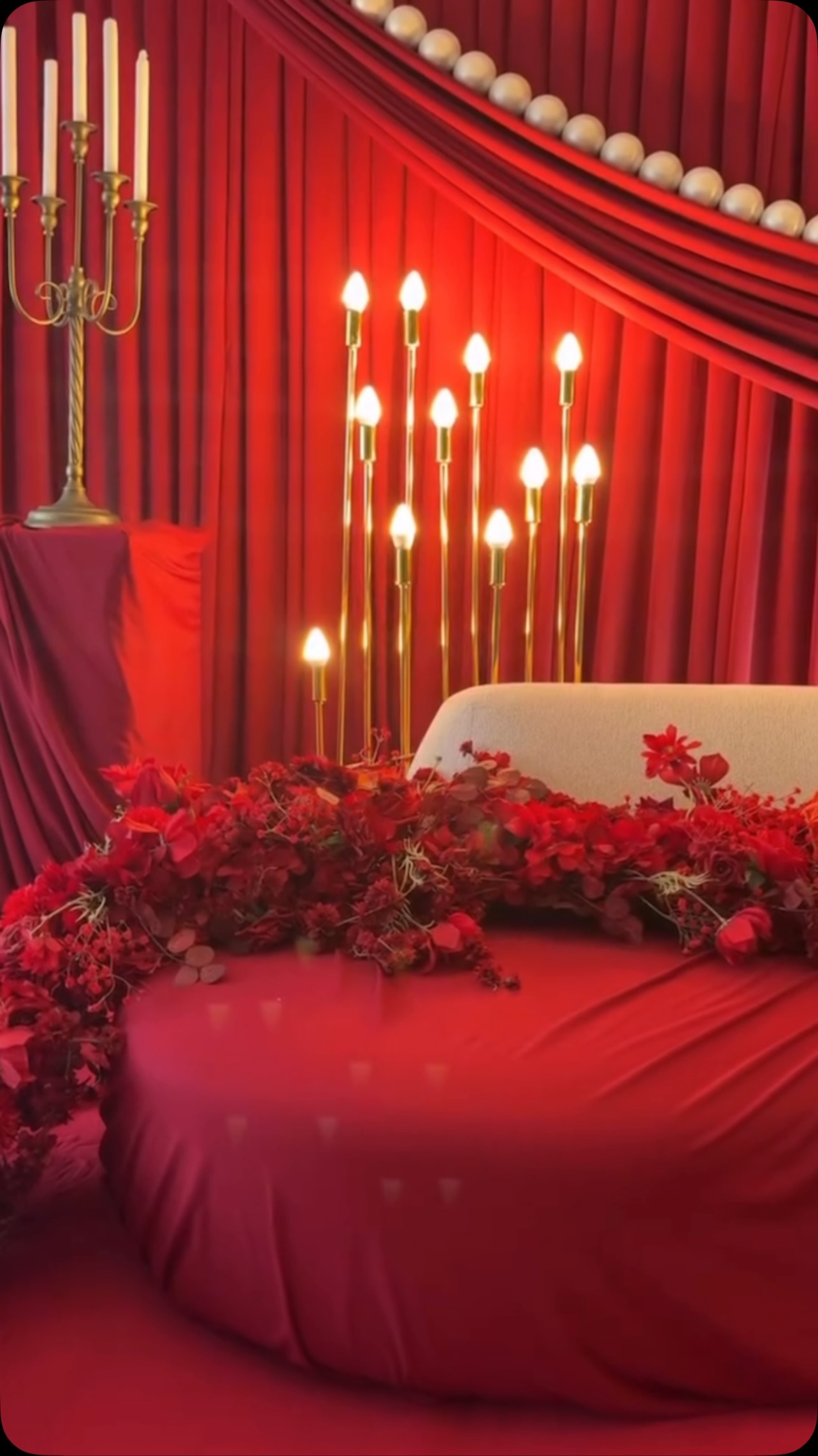 Dekor i kuq me qirinj dhe trëndafila – Mina Decor