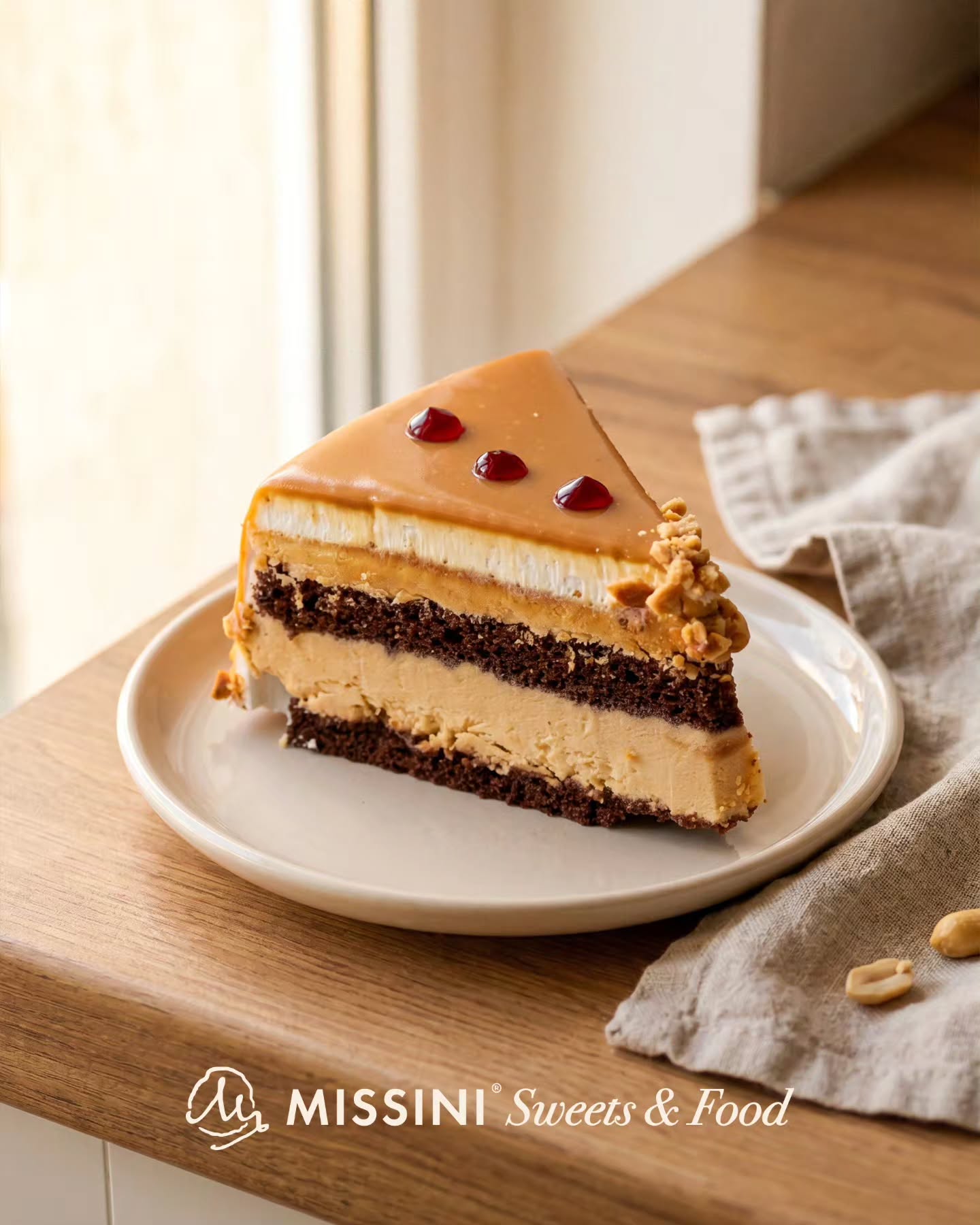 Tortë Snickers me karamel, çokollatë dhe kikirikë – Missini Sweets