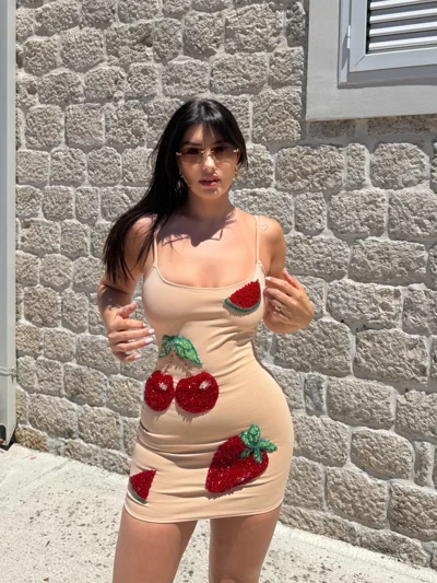Fustan i shkurtër nude me qershi dhe luleshtrydhe