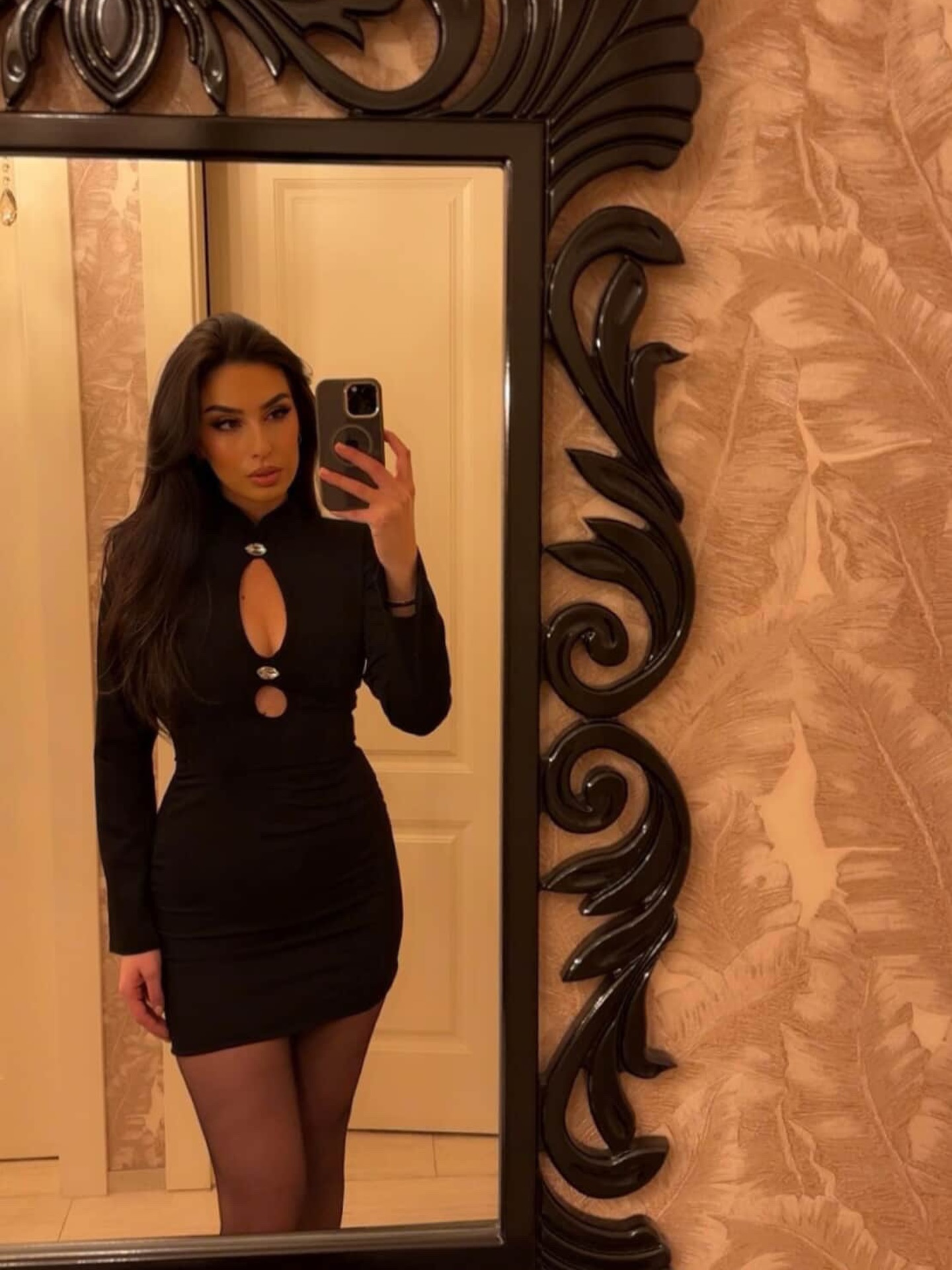 Fustan i zi i shkurtër me mëngë të gjata – MM Dresses