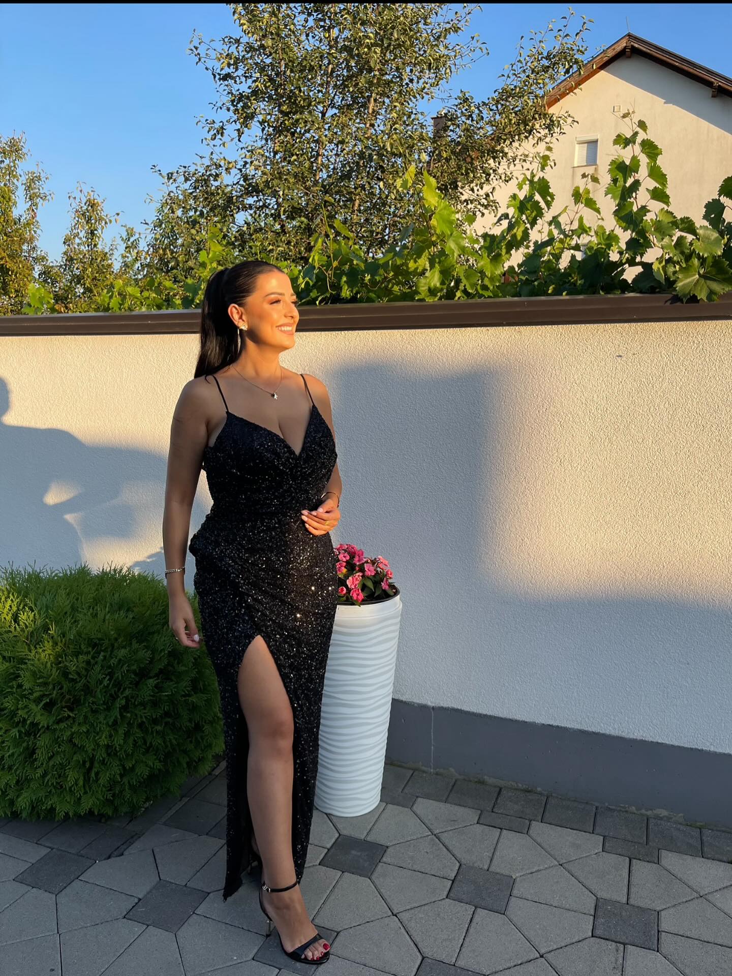 Fustan i zi me shkëlqim dhe çarje anësore – MM Dresses