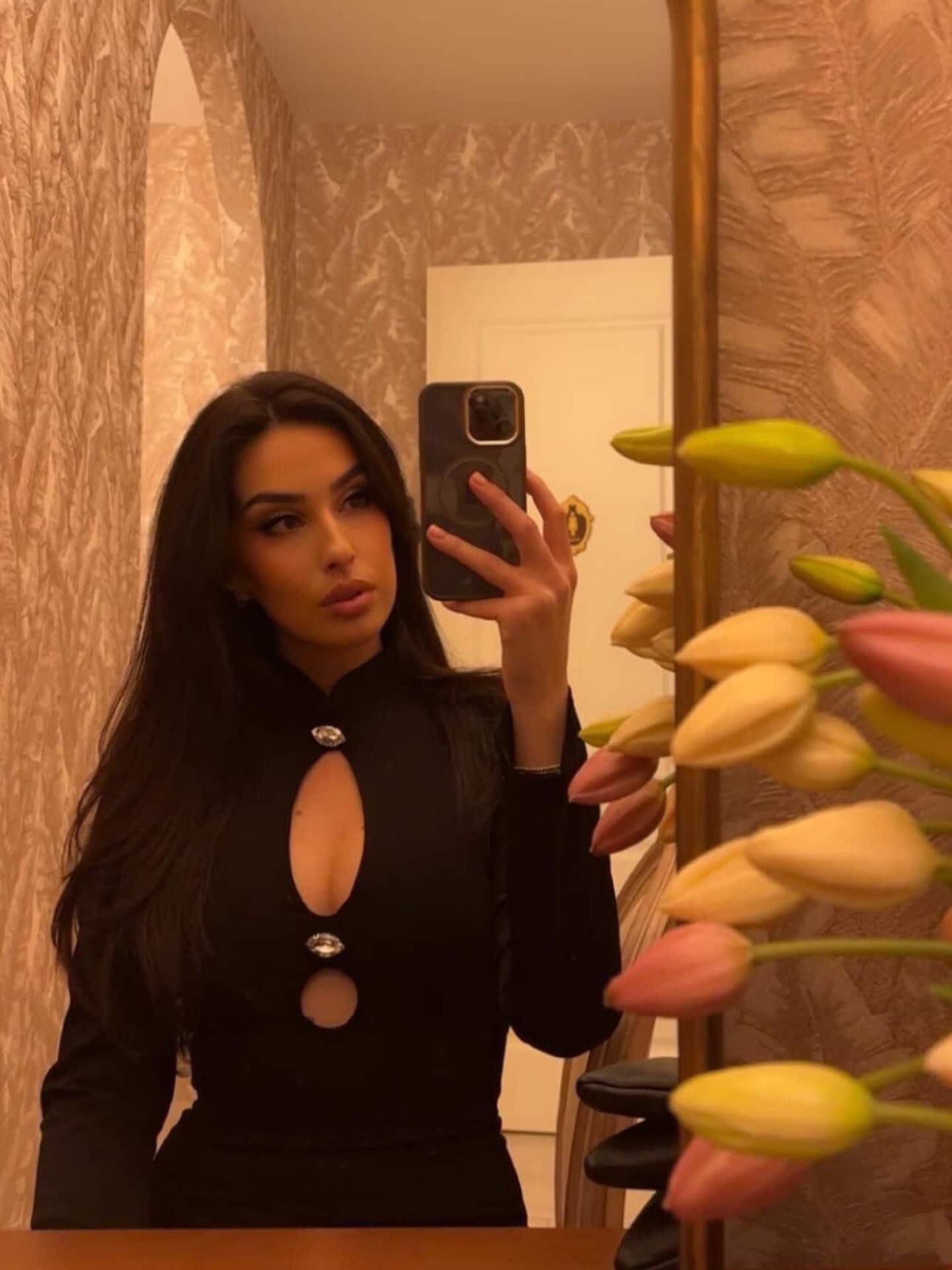 Fustan i zi i shkurtër me prerje në gjoks – MM Dresses