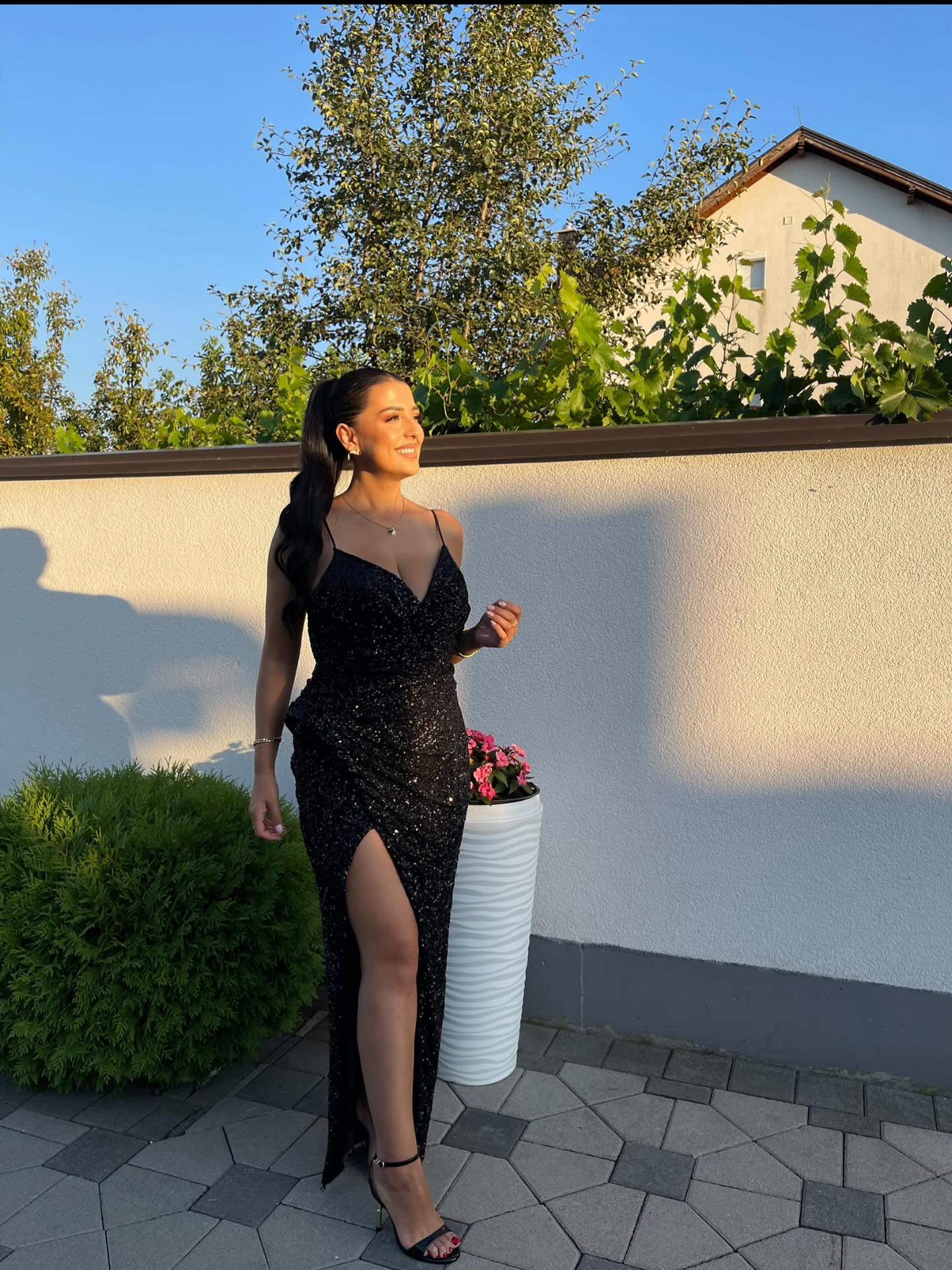 Fustan i zi i gjatë me tiranta dhe çarje – MM Dresses