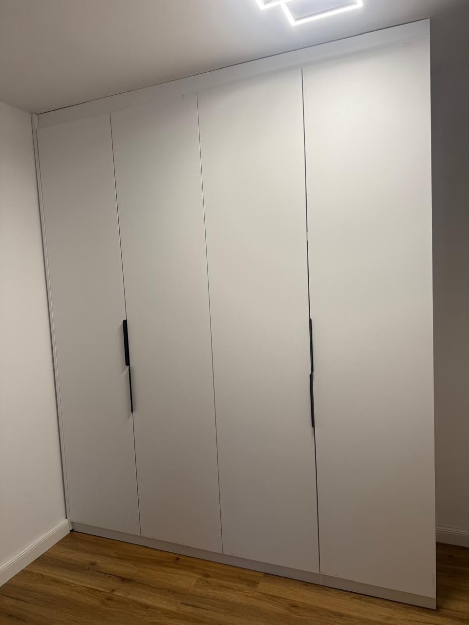Dollap i bardhë me porosi nën pjerrësi – Mobileria Agoni (2)