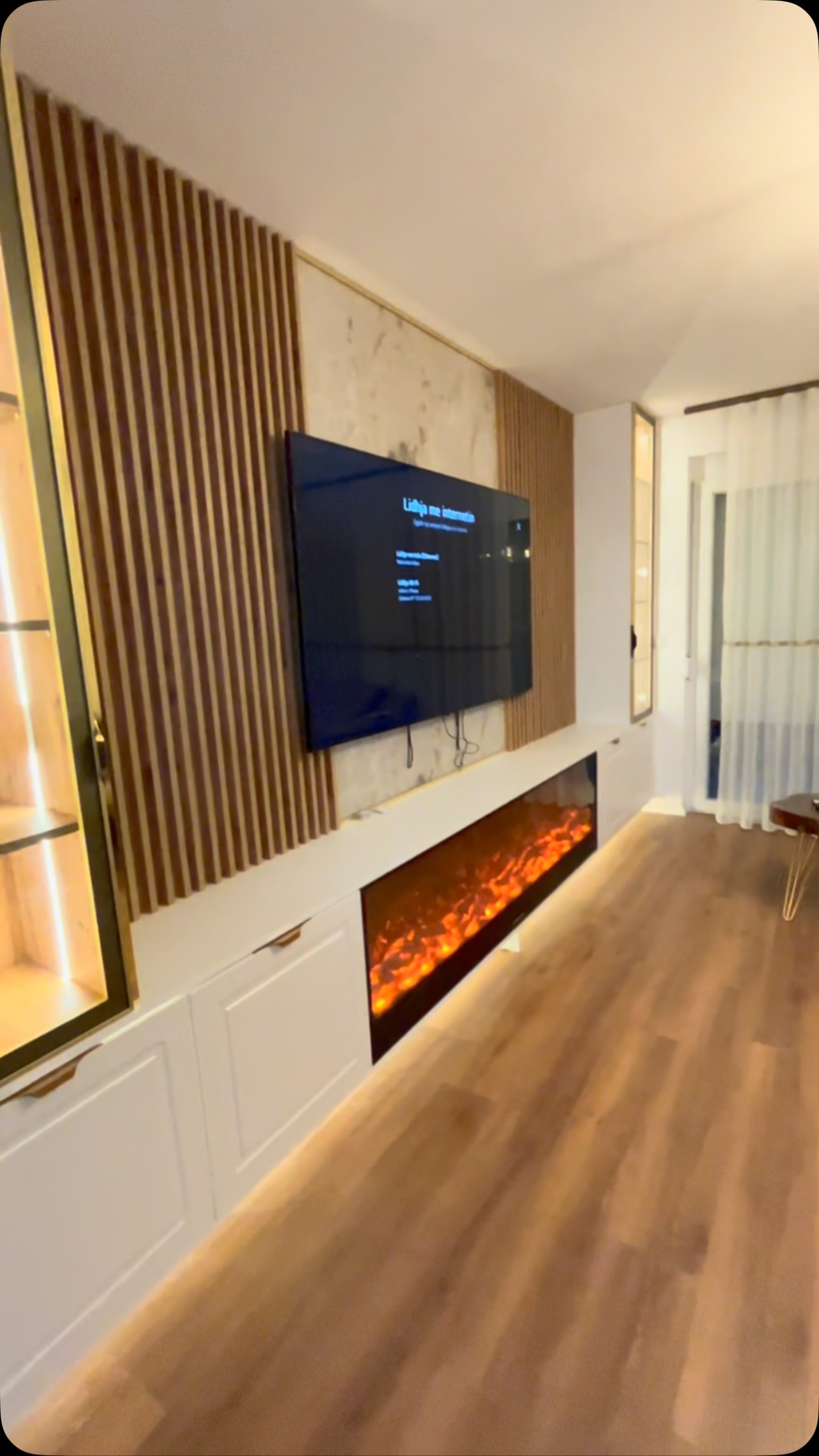 Mur TV me kamin elektrik dhe lamela druri – Mobileria Agoni