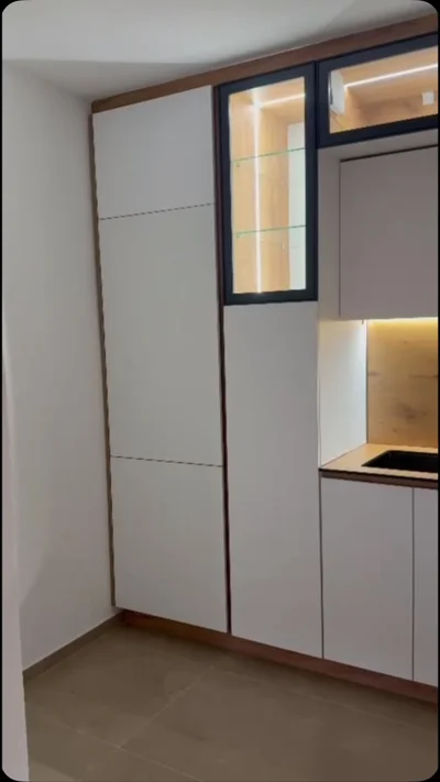 Kuzhinë moderne e bardhë me vitrina