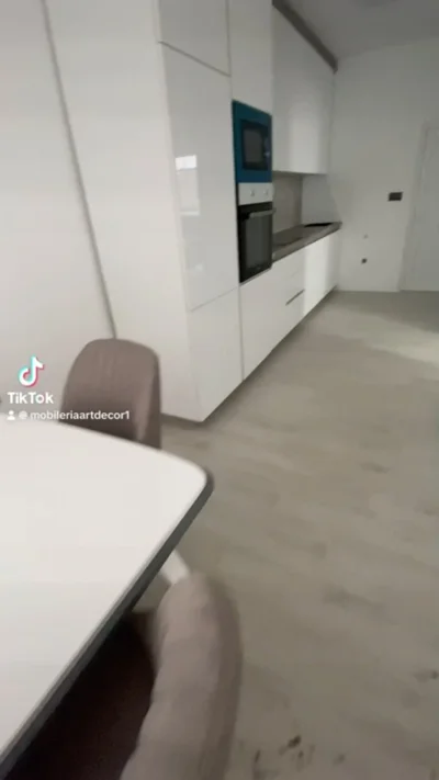 Kuzhinë e bardhë me pajisje inkaso dhe tavolinë