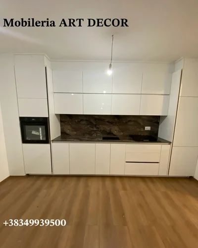 Kuzhinë e bardhë me shkëlqim dhe furrë inkaso