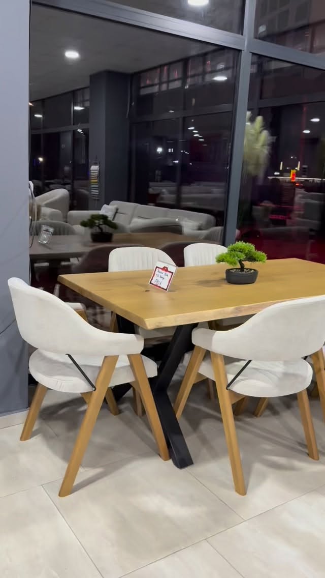 Tavolinë druri me karrige të bardha – Mobileria_besa