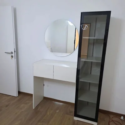 Tualet i bardhë me pasqyrë dhe vitrinë xhami