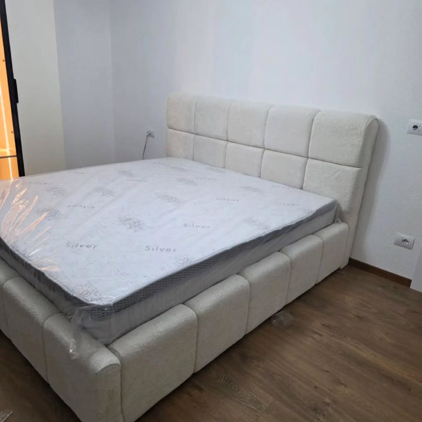 Tualet i bardhë me pasqyrë dhe vitrinë xhami – Mobileria Graniti Ferizaj (4)