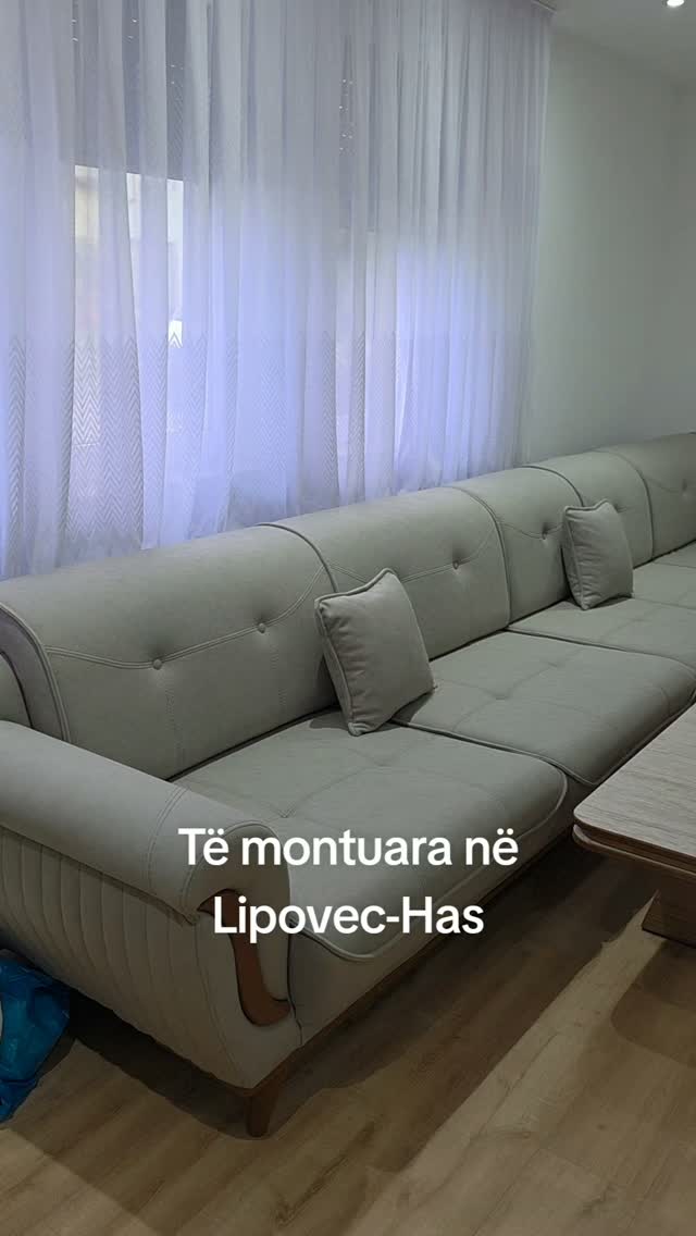 Garniturë këndore gri me jastëkë – Mobileria Graniti Ferizaj