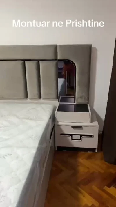Shtrat i tapicuar gri me komodinë