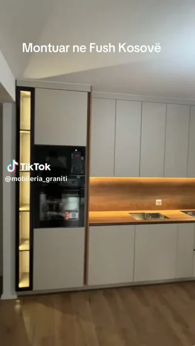 Kuzhinë moderne bezhë me furrë të integruar