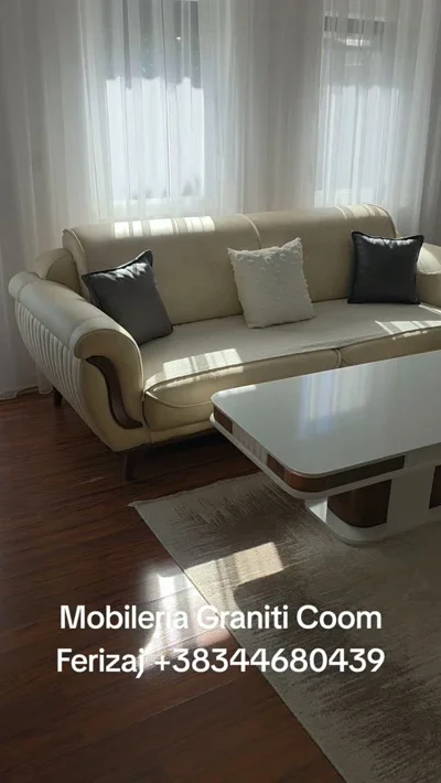 Garniturë bezhë me tavolinë mesi të bardhë