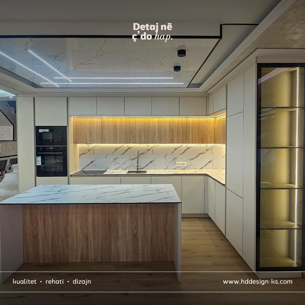 Kuzhinë me ishull mermeri dhe dru – H&D DESIGN.