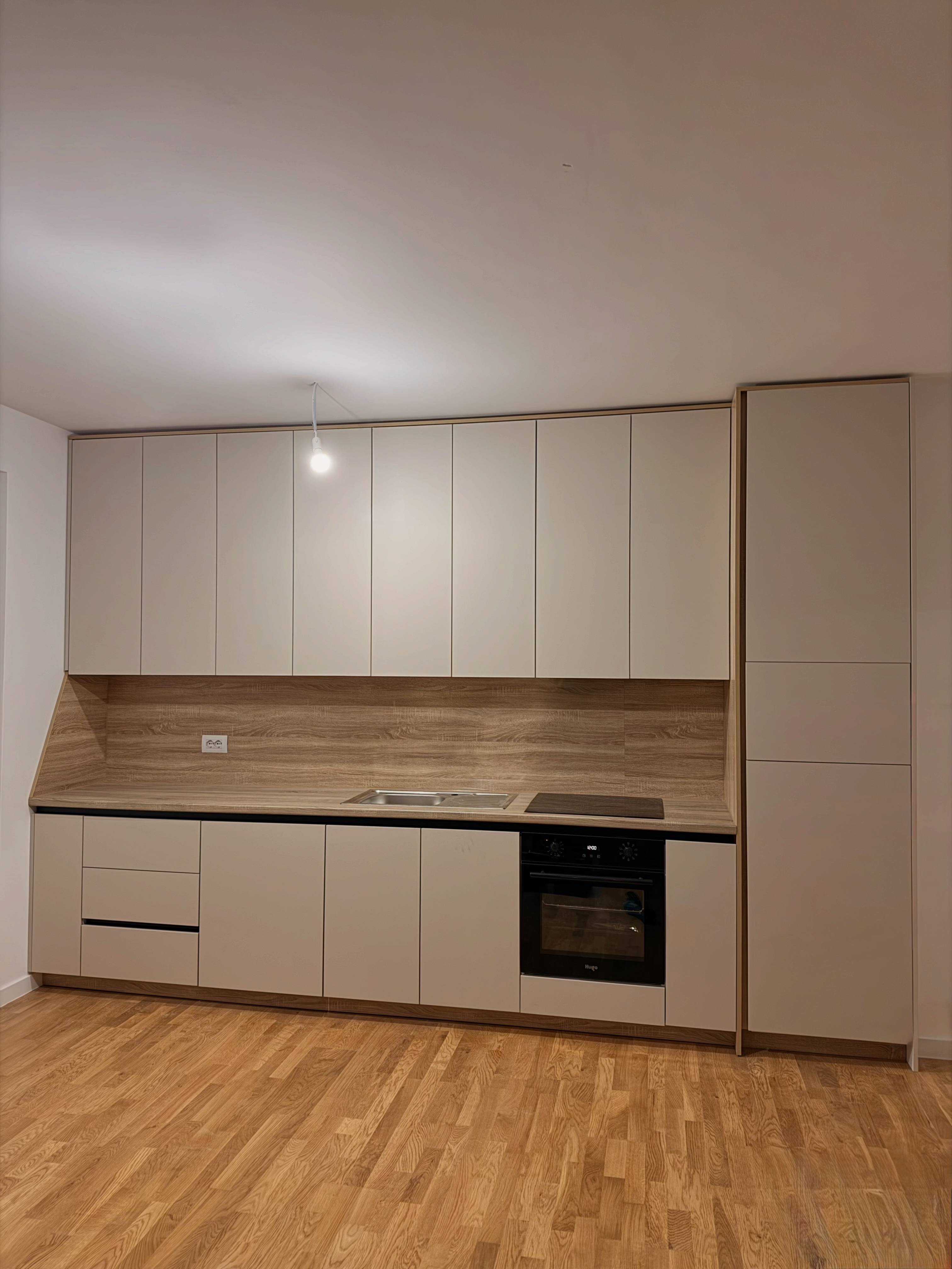 Kuzhinë me porosi bezhë me panel druri – Mobileria Lisi - Ferizaj