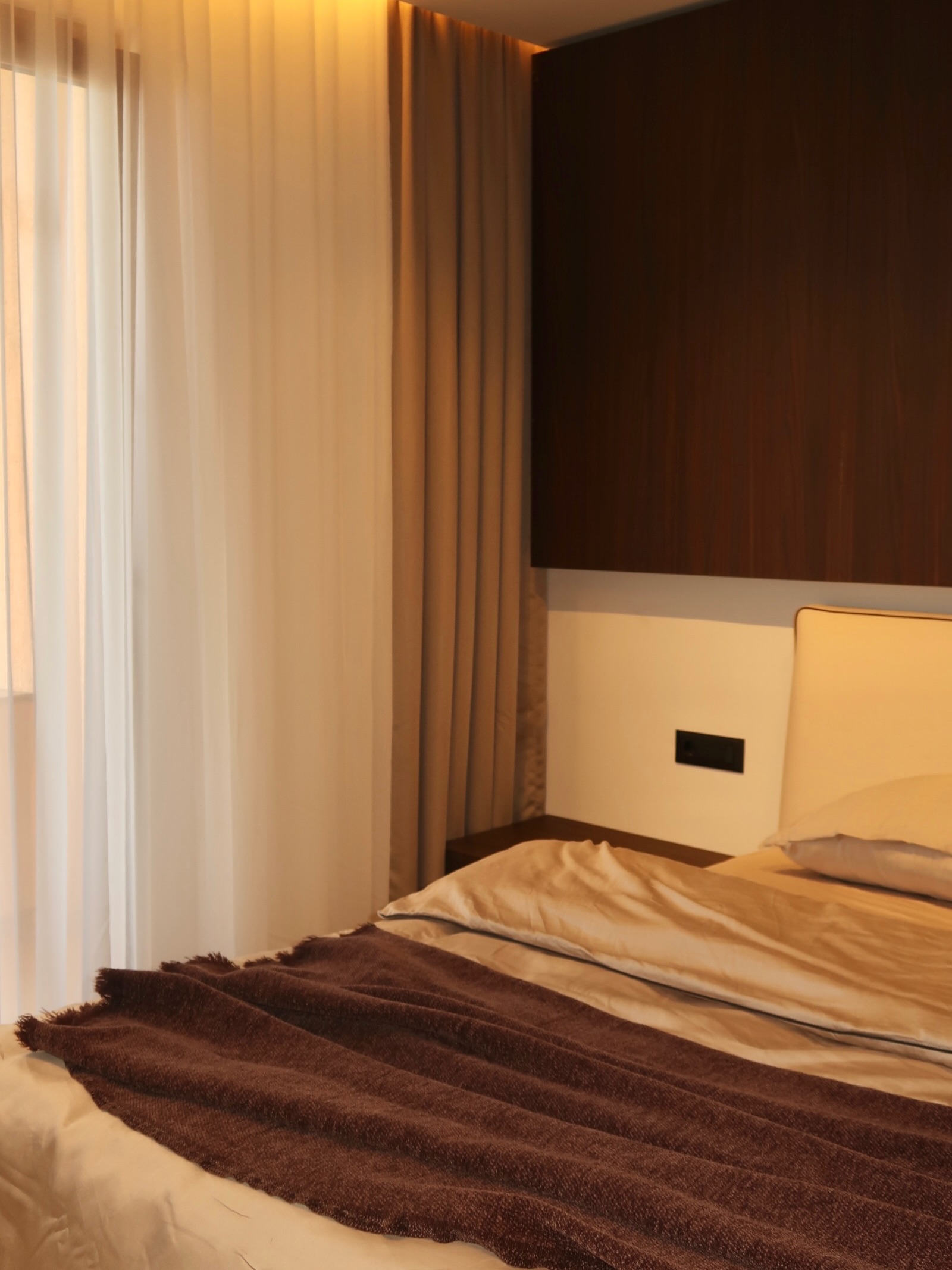 Dhomë gjumi me shtrat dhe panel druri të errët – Mobileria Lisi - Ferizaj (3)