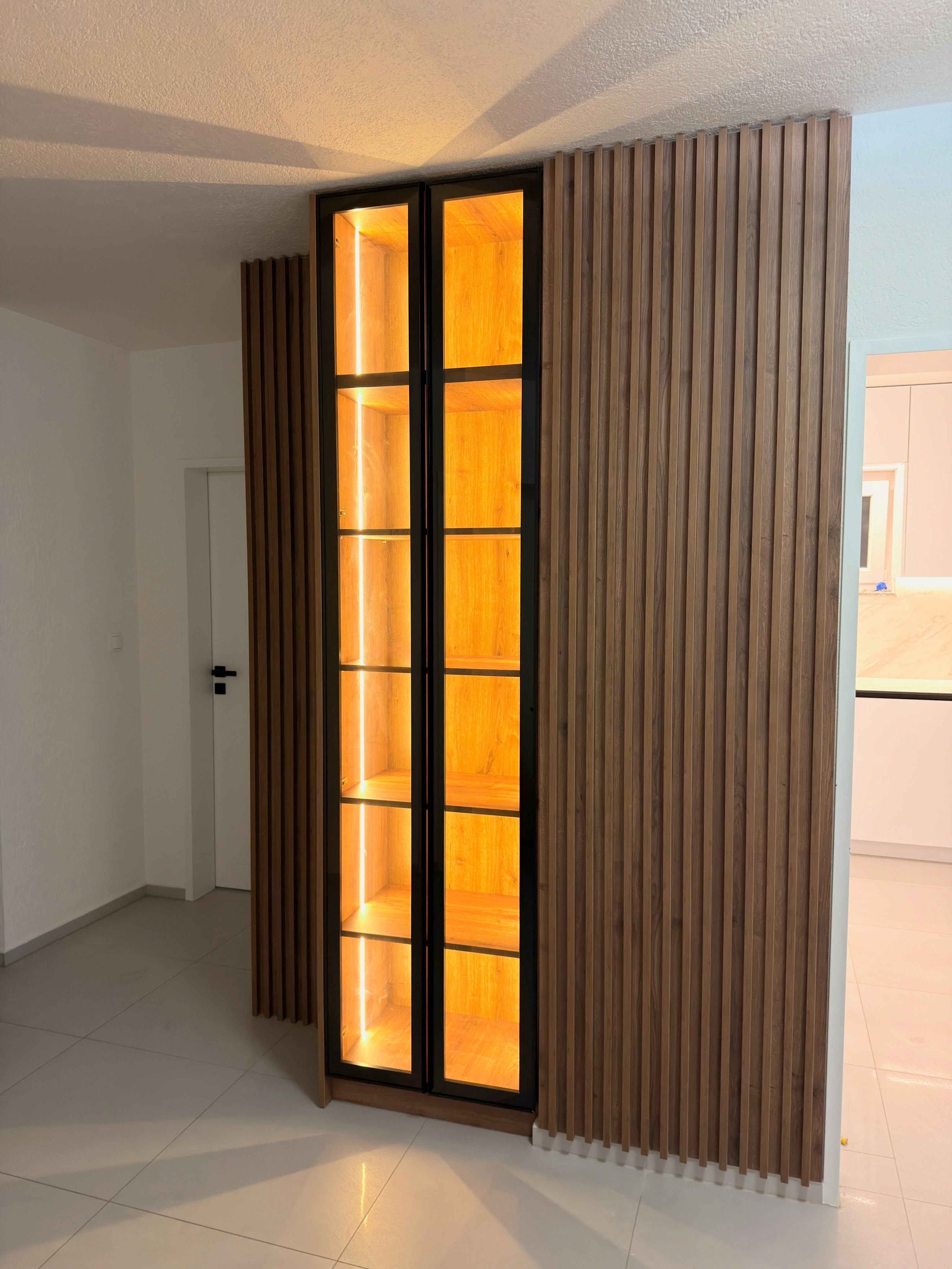 Dollap me xham dhe ndriçim LED me panele druri – Mobileria Lisi - Ferizaj (2)