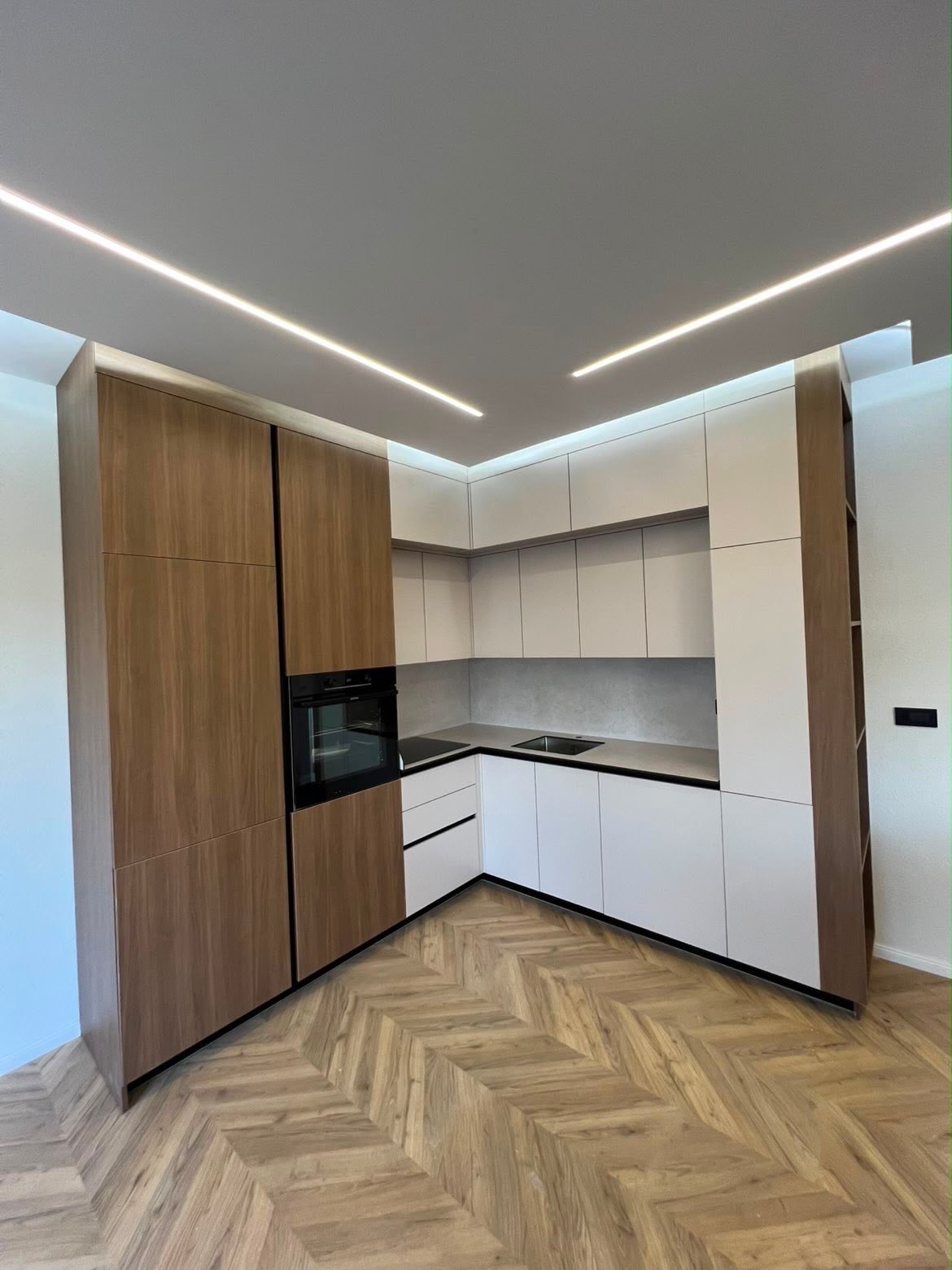Kuzhinë e bardhë me dru dhe ndriçim LED – 🛋 Mobileria ARTI 🛋