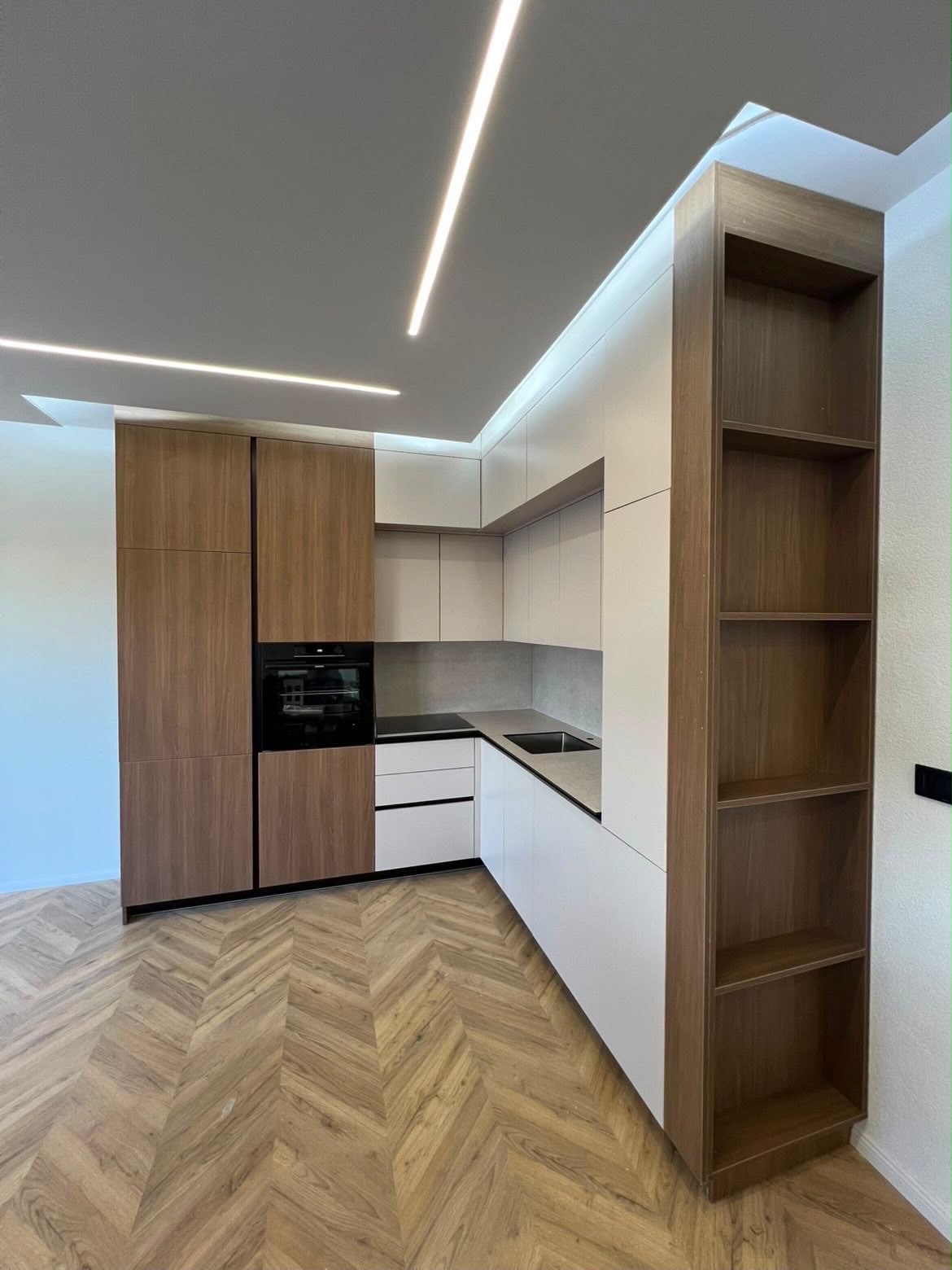 Kuzhinë e bardhë me dru dhe ndriçim LED – 🛋 Mobileria ARTI 🛋 (2)