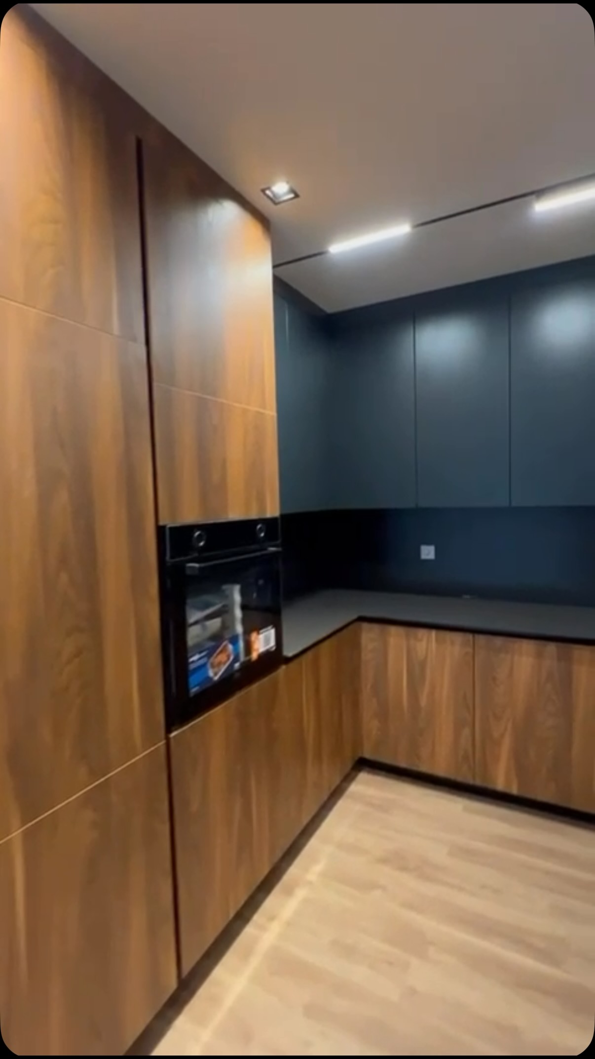 Kuzhinë druri dhe antracit në kënd – 🛋 Mobileria ARTI 🛋
