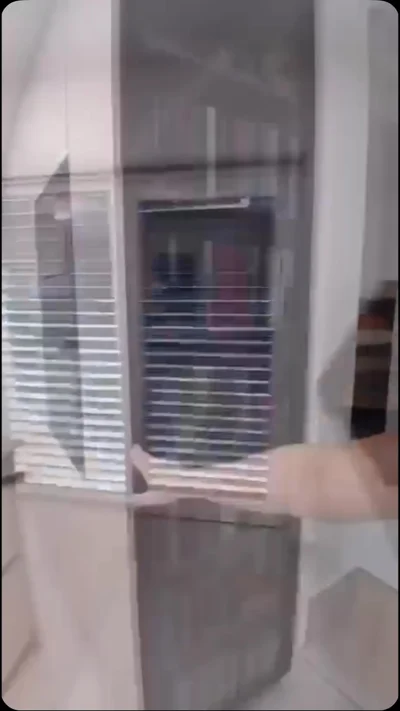 Dollap i lartë me derë xhami