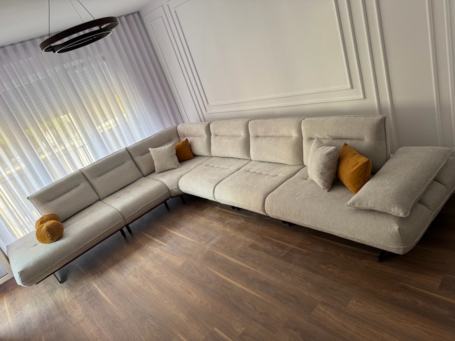 Kënd i ndenjes gri i çelët me jastëkë portokalli – 🛋 Mobileria ARTI 🛋