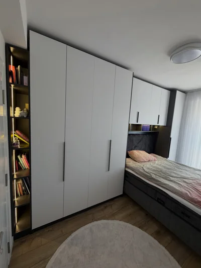 Dollap rrobash i bardhë me raft librash