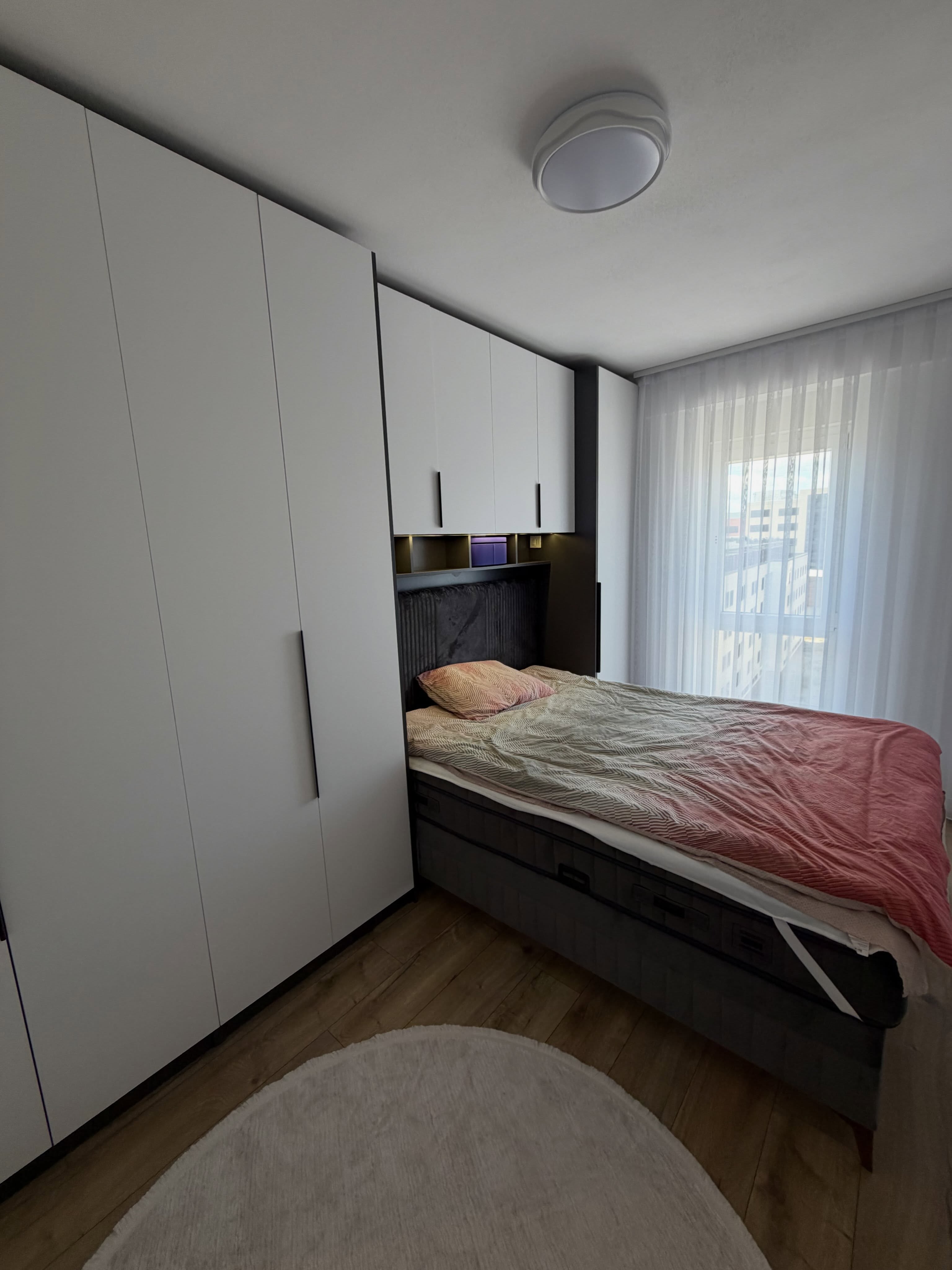 Dollap rrobash i bardhë me raft librash – MOBILERIA BEHARI (2)