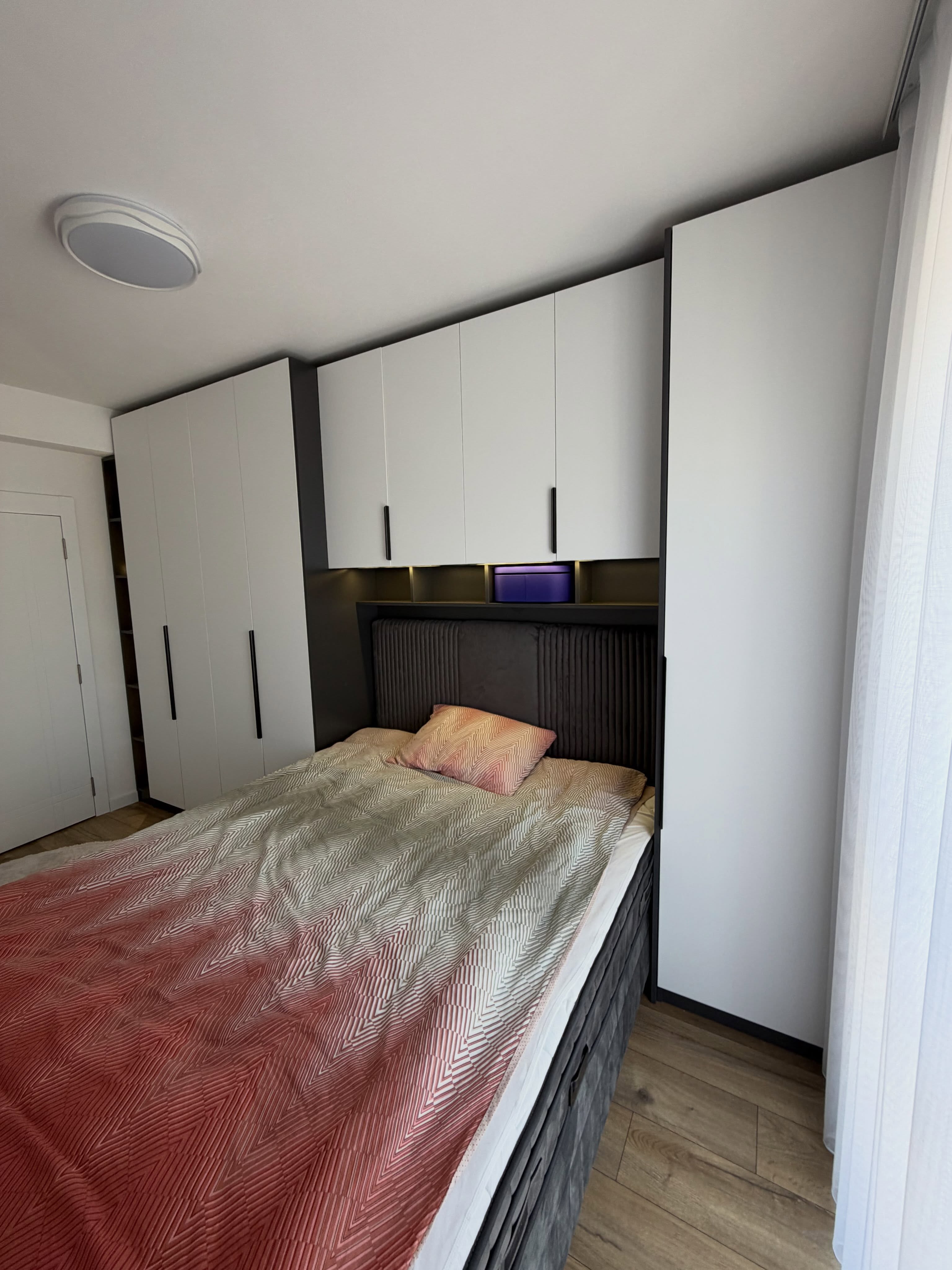 Dollap rrobash i bardhë me raft librash – MOBILERIA BEHARI (3)